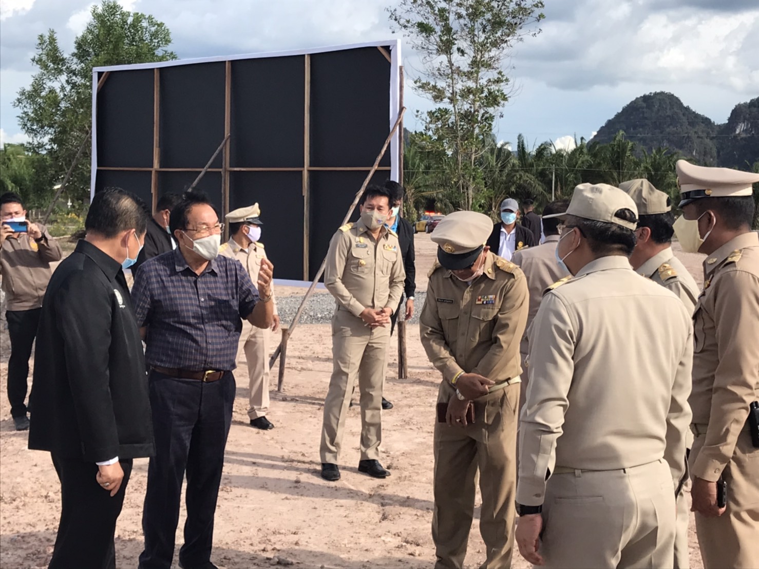 ชาวจังหวัดสุราษฎร์ธานี ยินดีต้อนรับ นายนิพนธ์ บุญญามณี รัฐมนตรีช่วยว่าการกระทรวงมหาดไทย