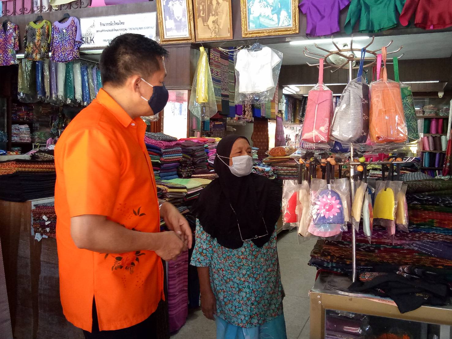 พจ.  ลงพื้นที่อำเภอไชยา  มอบเมล็ดพันธุ์ผัก  ส่งเสริมเศรษฐกิจฐานราก