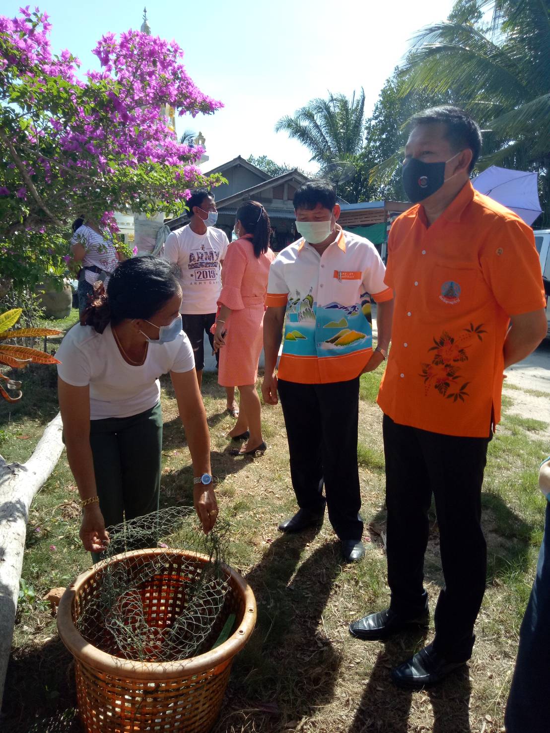 พจ.  ลงพื้นที่อำเภอไชยา  มอบเมล็ดพันธุ์ผัก  ส่งเสริมเศรษฐกิจฐานราก