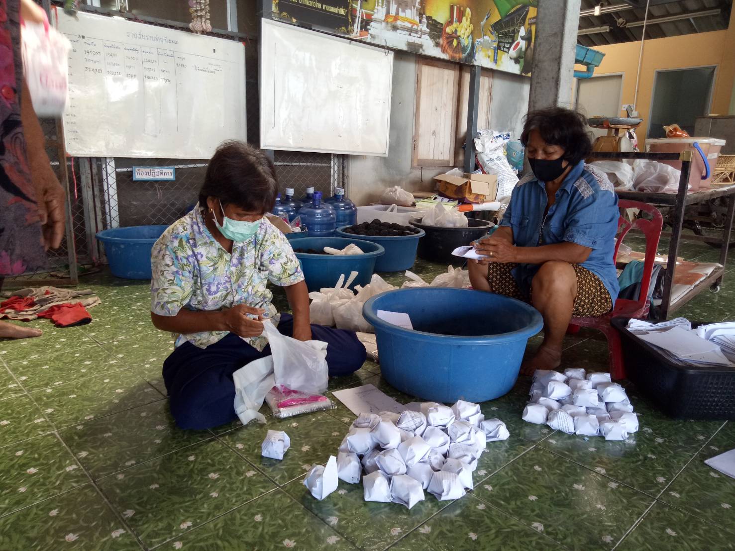 พจ.  ลงพื้นที่อำเภอไชยา  มอบเมล็ดพันธุ์ผัก  ส่งเสริมเศรษฐกิจฐานราก