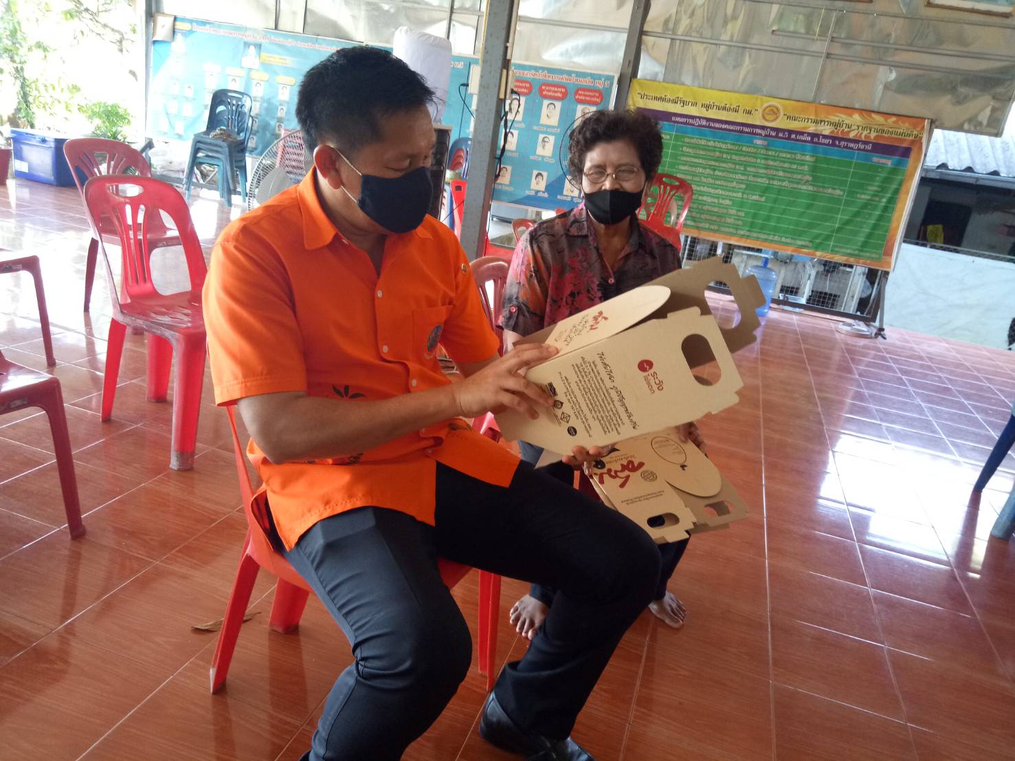 พจ.  ลงพื้นที่อำเภอไชยา  มอบเมล็ดพันธุ์ผัก  ส่งเสริมเศรษฐกิจฐานราก