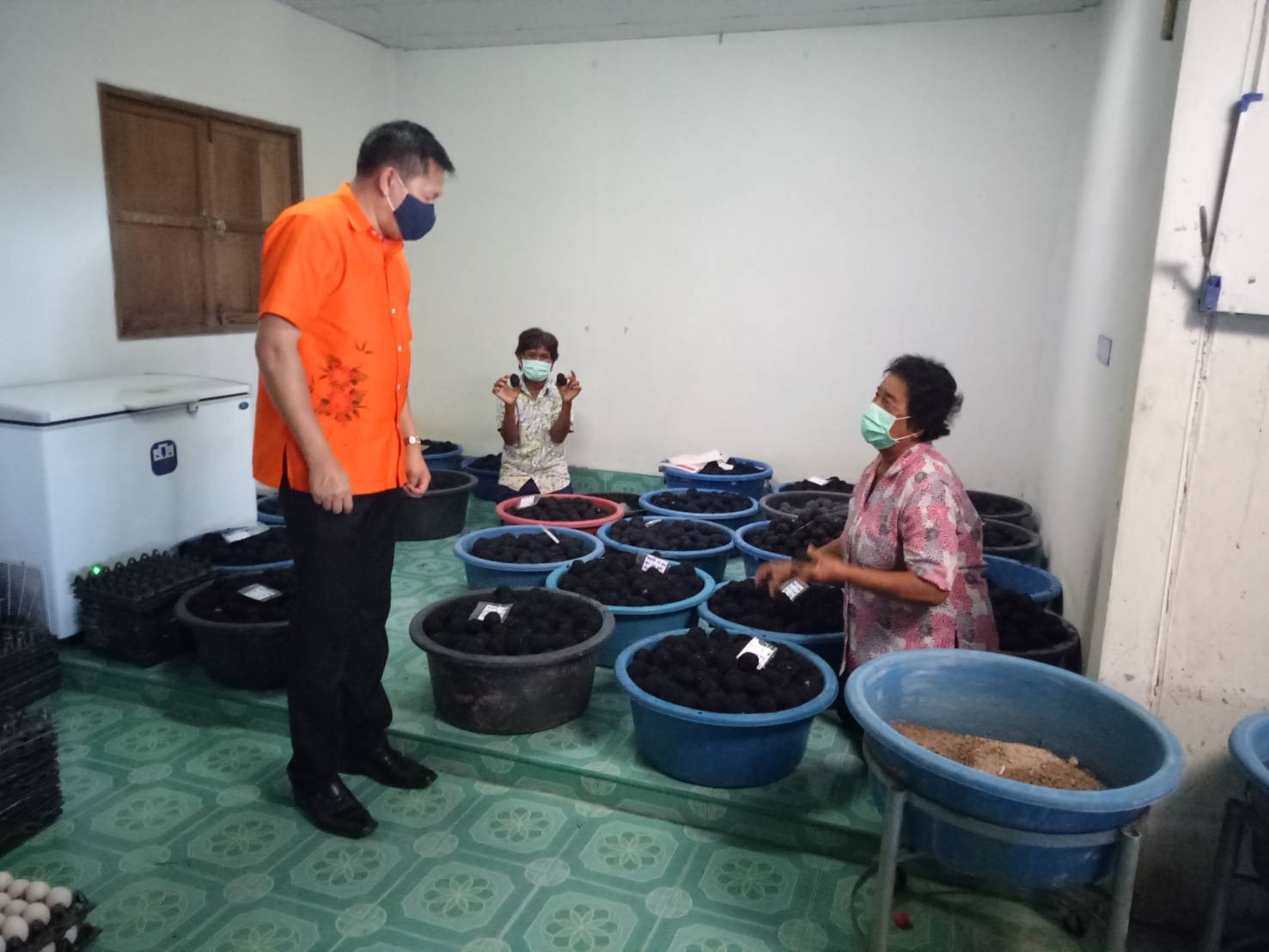 พจ.  ลงพื้นที่อำเภอไชยา  มอบเมล็ดพันธุ์ผัก  ส่งเสริมเศรษฐกิจฐานราก