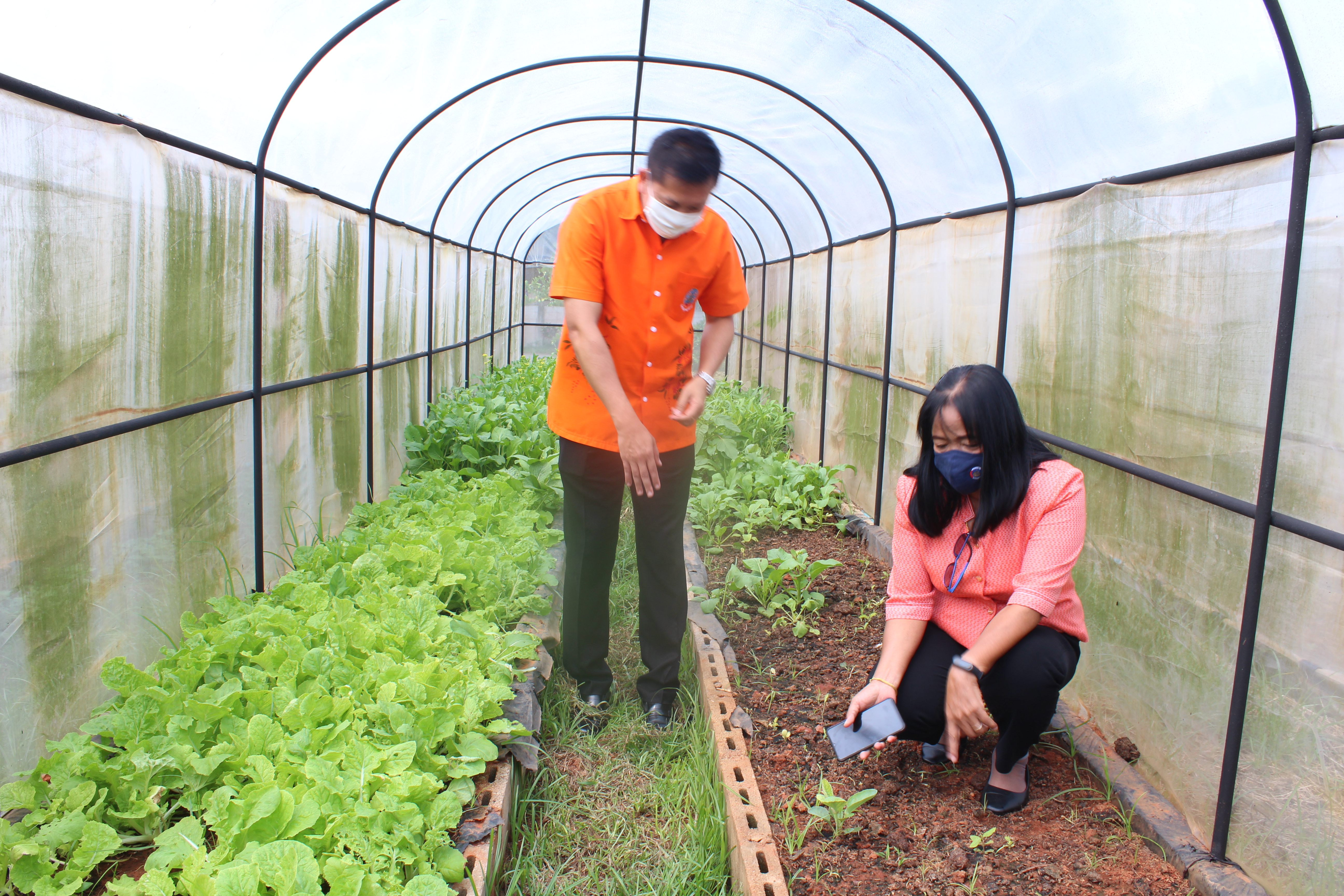 พัฒนาการจังหวัด มอบถุงยังชีพช่วยเหลือครัวเรือนยากจนที่ได้รับผลกระทบจากสถานการณ์โรคโควิท -19