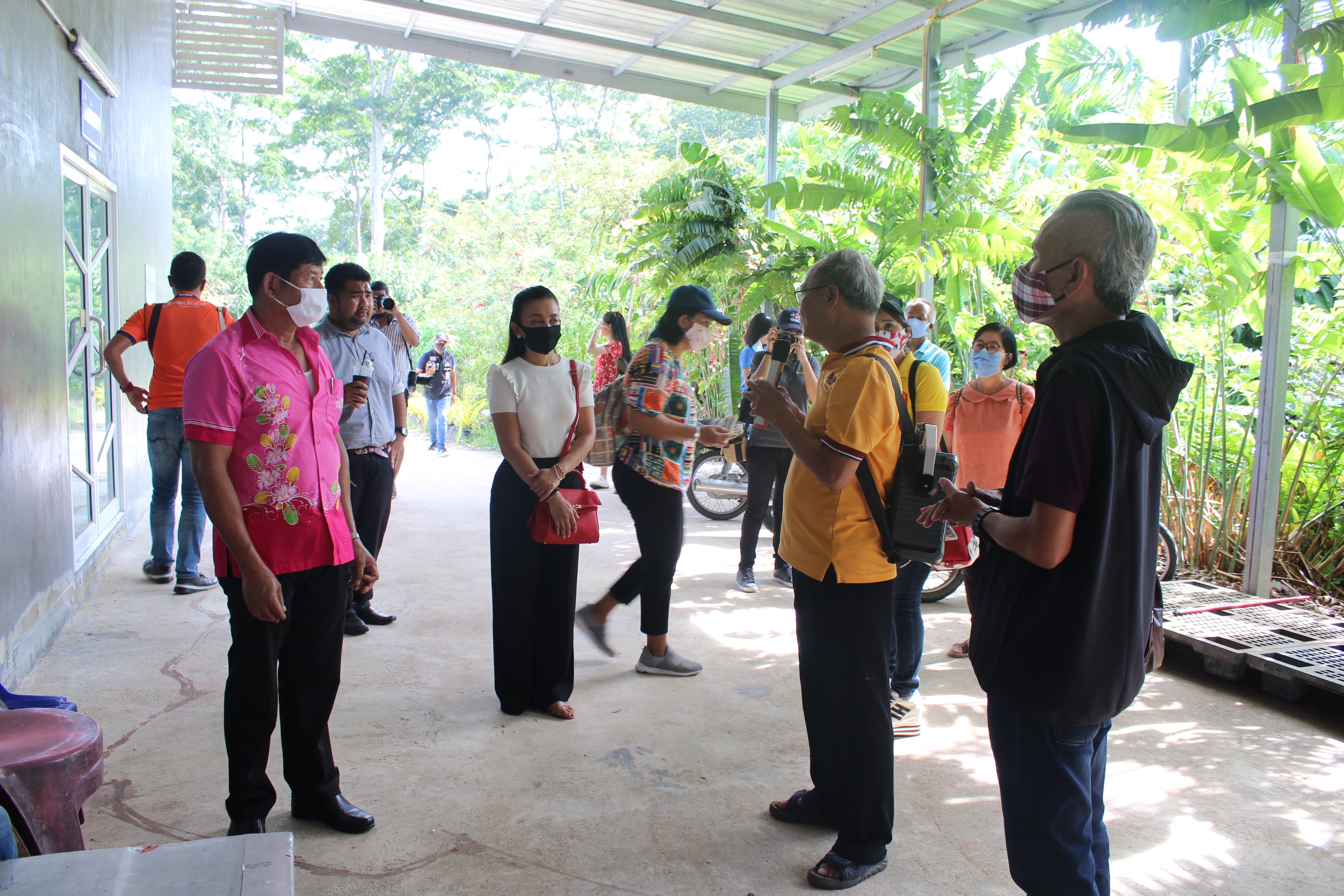 สำนักงานพัฒนาชุมชนจังหวัดสุราษฎร์ธานีและสื่อมวลชน ลงพื้นที่ให้กำลังใจ ห่วงใยชาวชุมชนท่องเที่ยว OTOP นวัตวิถี จากสถานการณ์ COVID-19 (วันที่ 2)