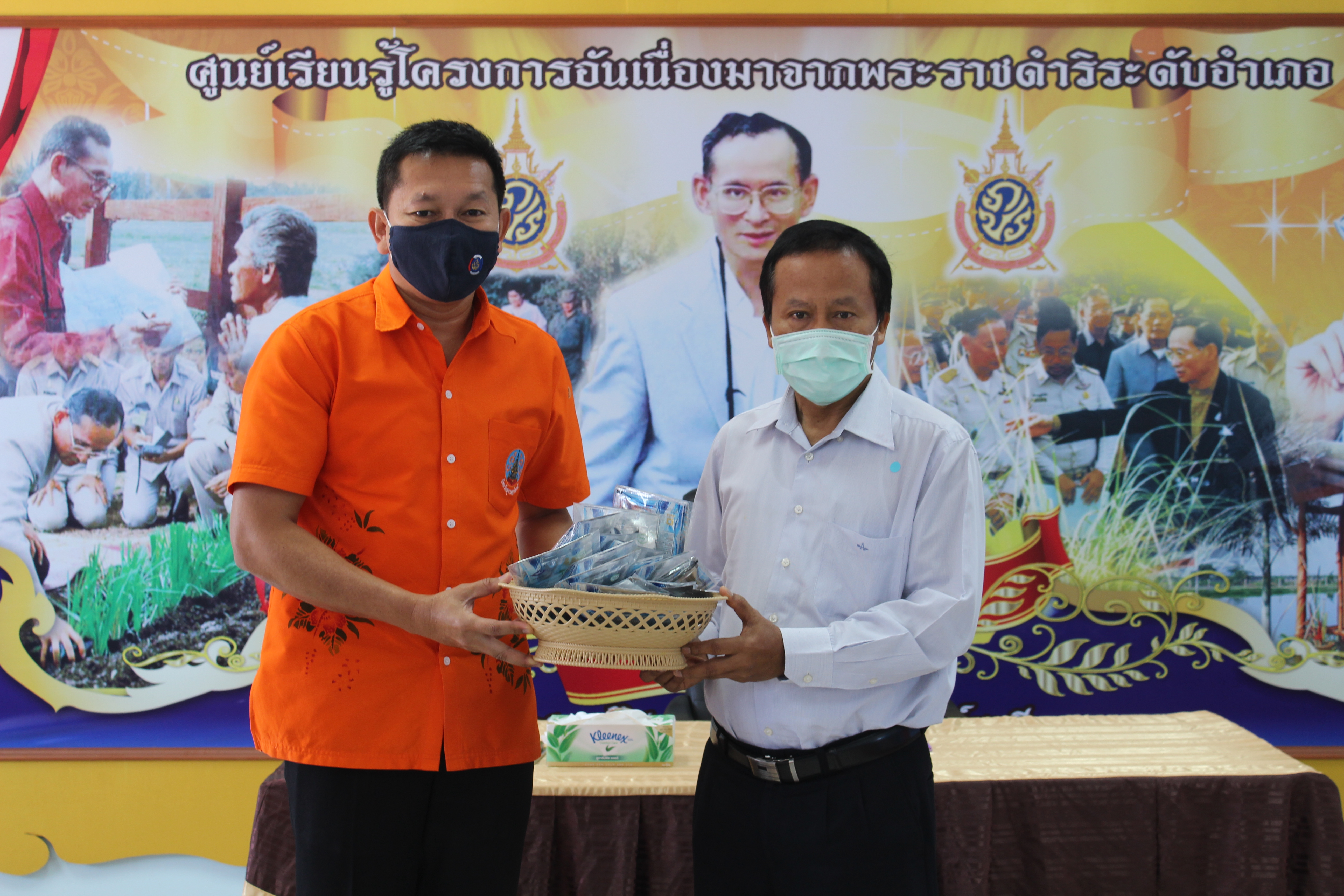 พจ.  ลงพื้นที่อำเภอไชยา  มอบเมล็ดพันธุ์ผัก  ส่งเสริมเศรษฐกิจฐานราก