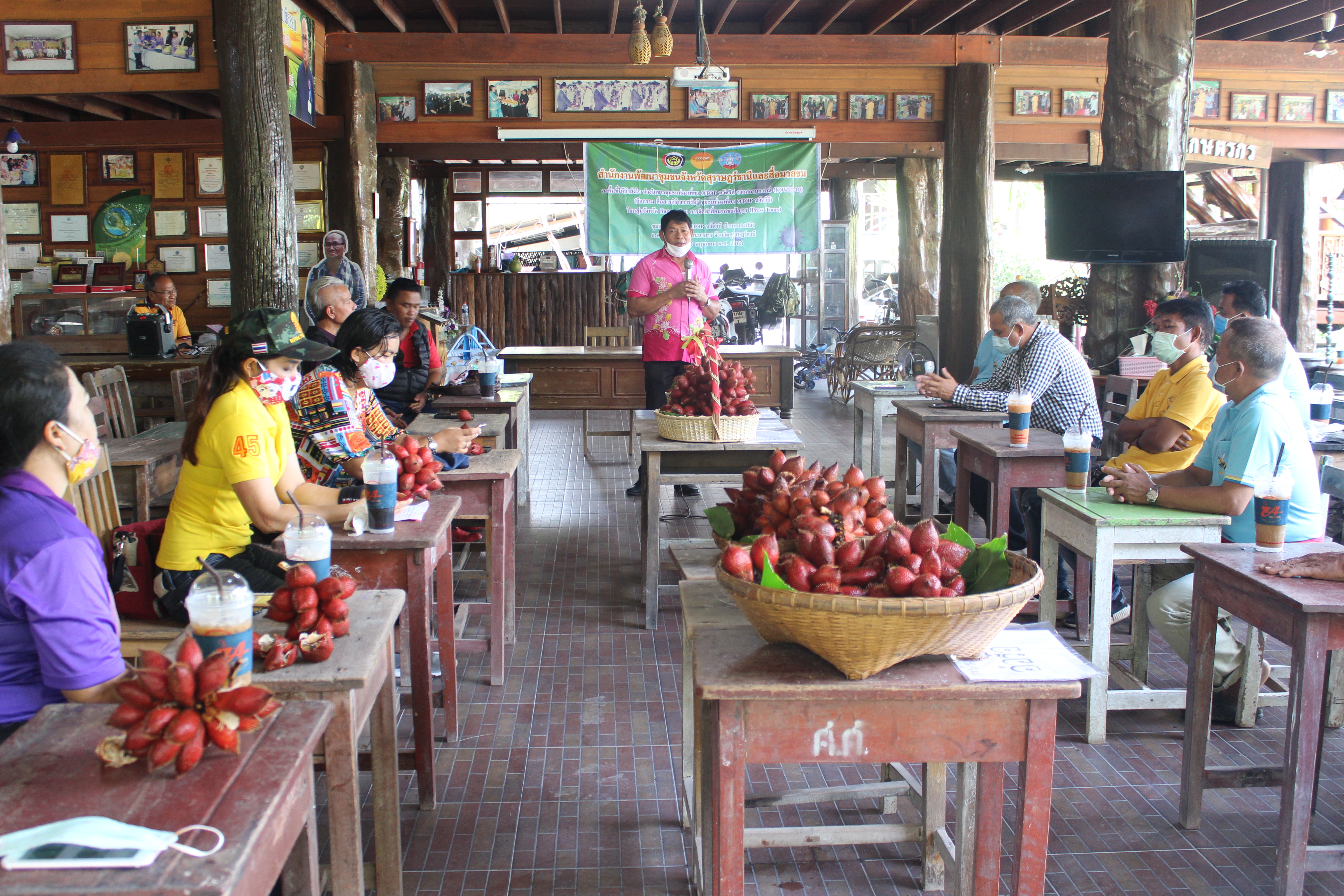 สำนักงานพัฒนาชุมชนจังหวัดสุราษฎร์ธานีและสื่อมวลชน ลงพื้นที่ให้กำลังใจ ห่วงใยชาวชุมชนท่องเที่ยว OTOP นวัตวิถี จากสถานการณ์ COVID-19 (วันที่ 2)