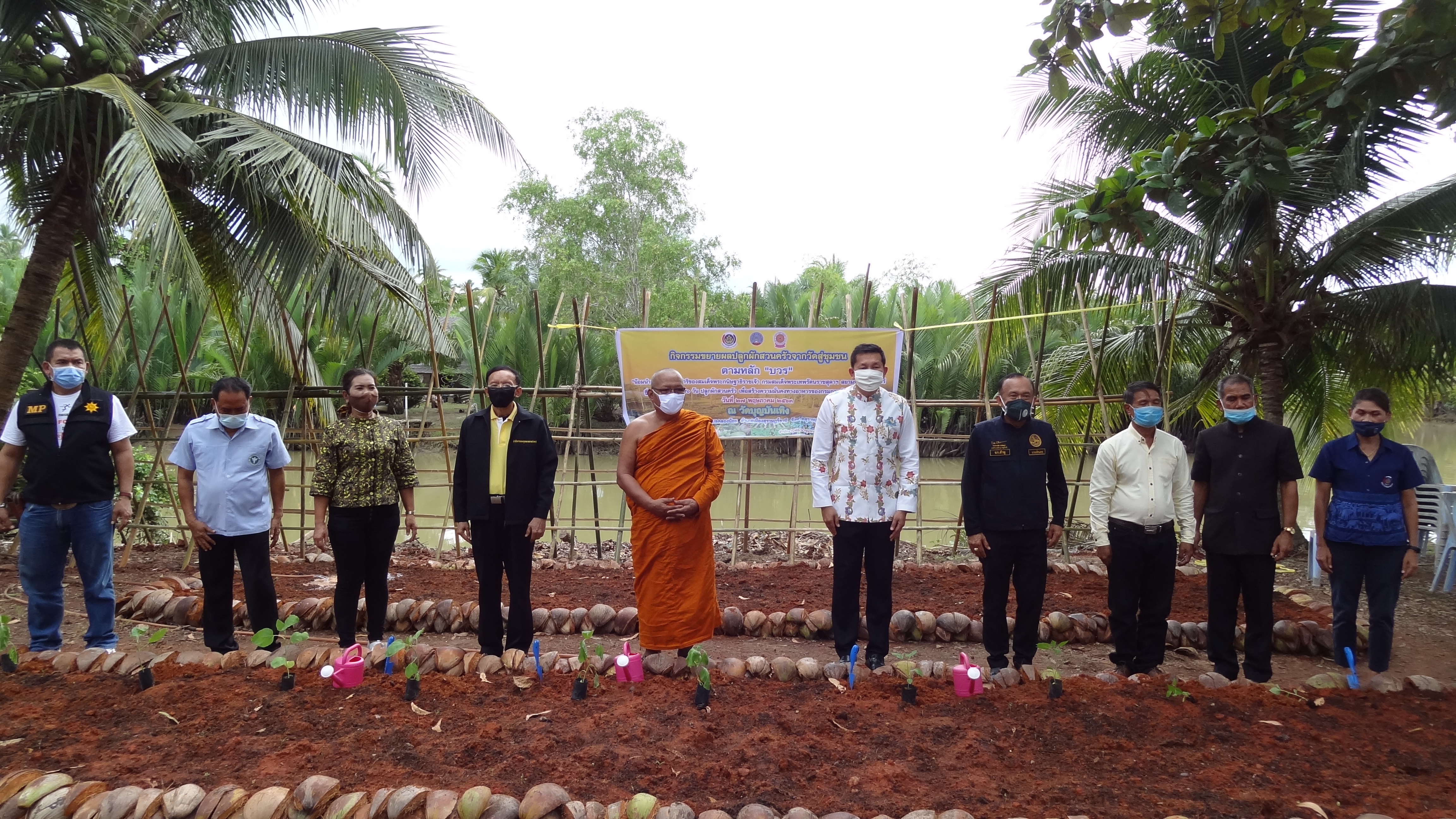 พจ.สุราษฎร์ธานี ขยายผลปลูกผักสวนครัวจากวัดสู่ชุมชน ตามหลัก “บวร”