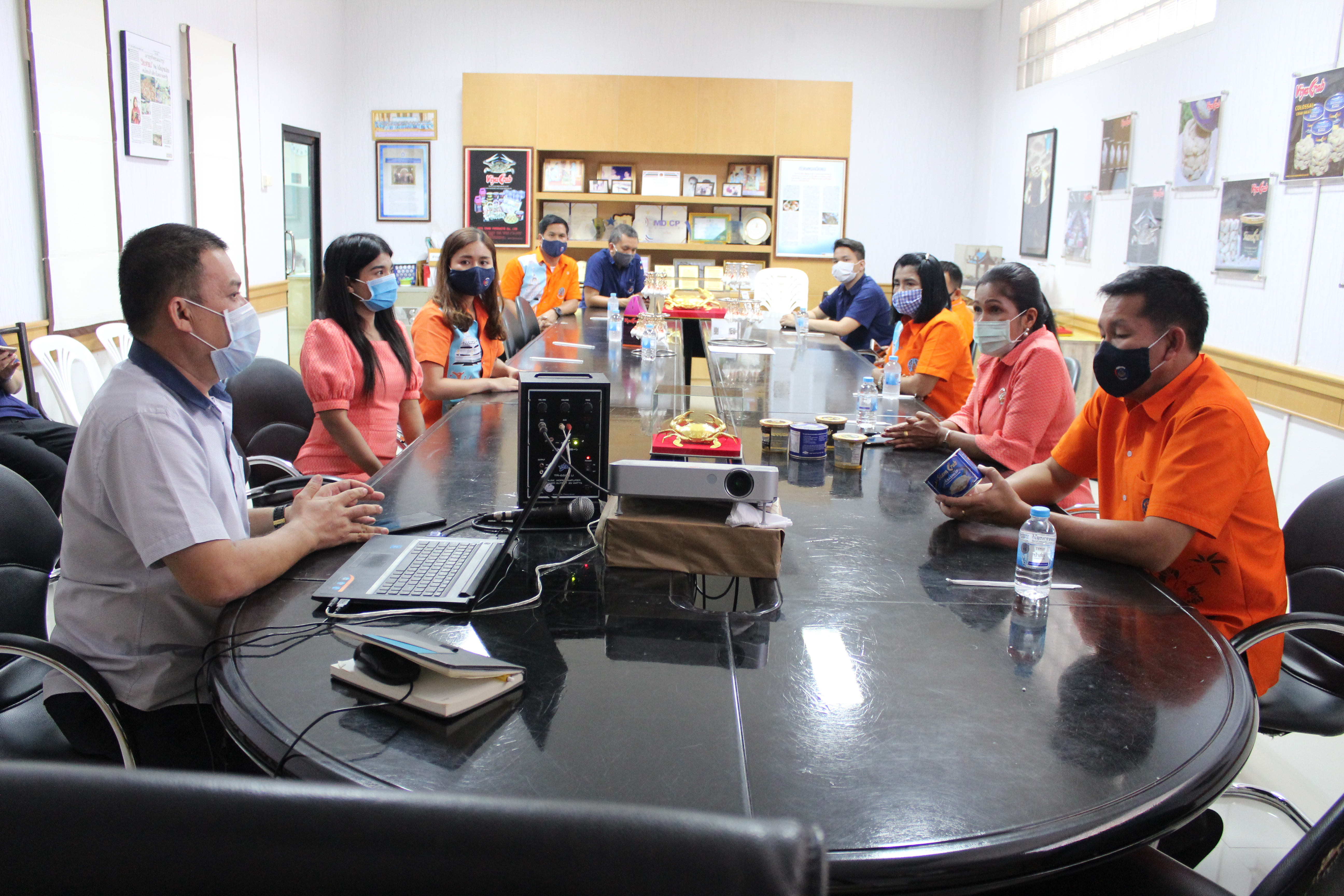 พจ.  ลงพื้นที่อำเภอไชยา  มอบเมล็ดพันธุ์ผัก  ส่งเสริมเศรษฐกิจฐานราก