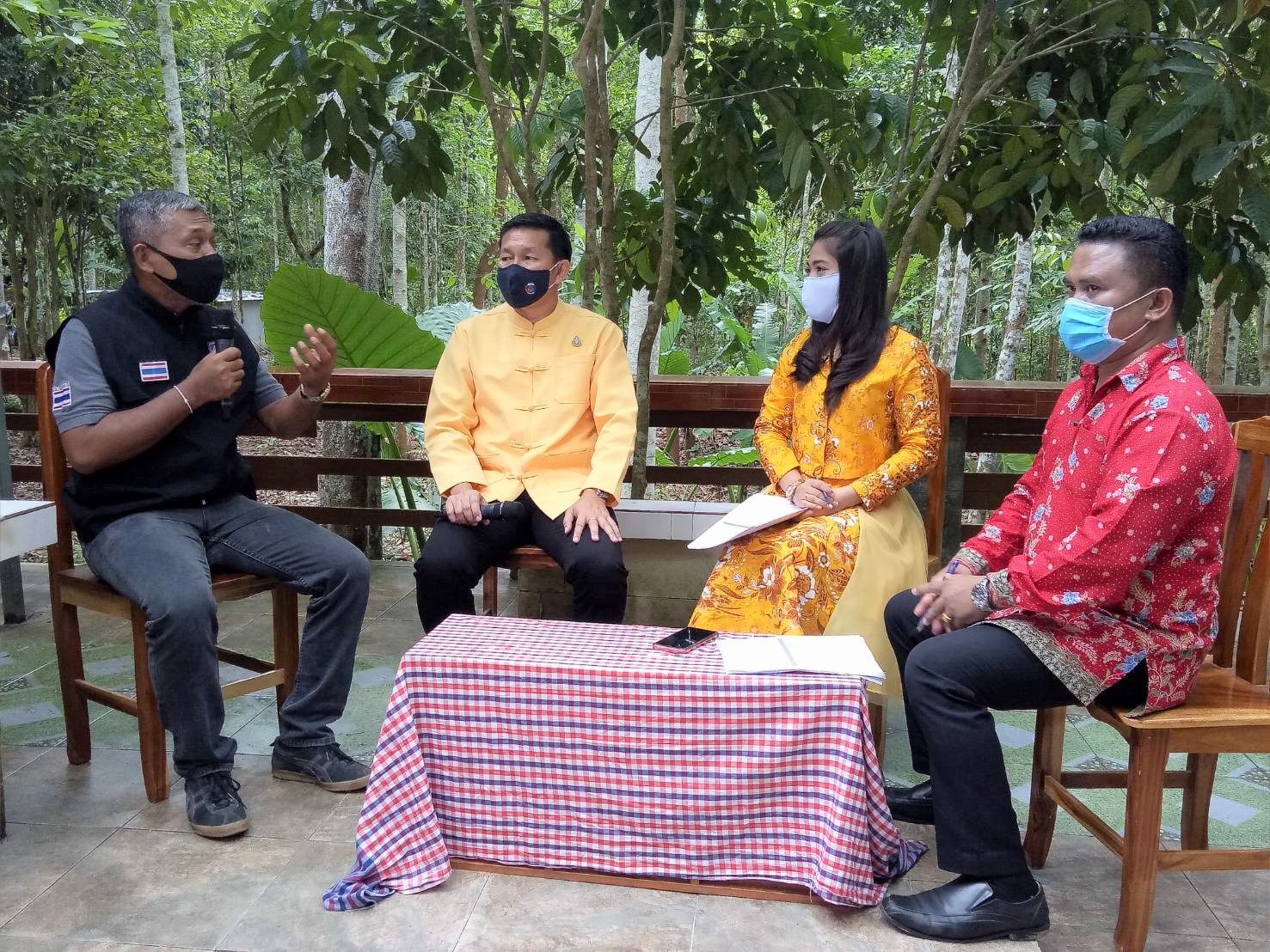 สำนักงานพัฒนาชุมชนจังหวัดสุราษฎร์ธานีและสื่อมวลชน ลงพื้นที่ให้กำลังใจ ห่วงใยชาวชุมชนท่องเที่ยว OTOP นวัตวิถี จากสถานการณ์ COVID-19