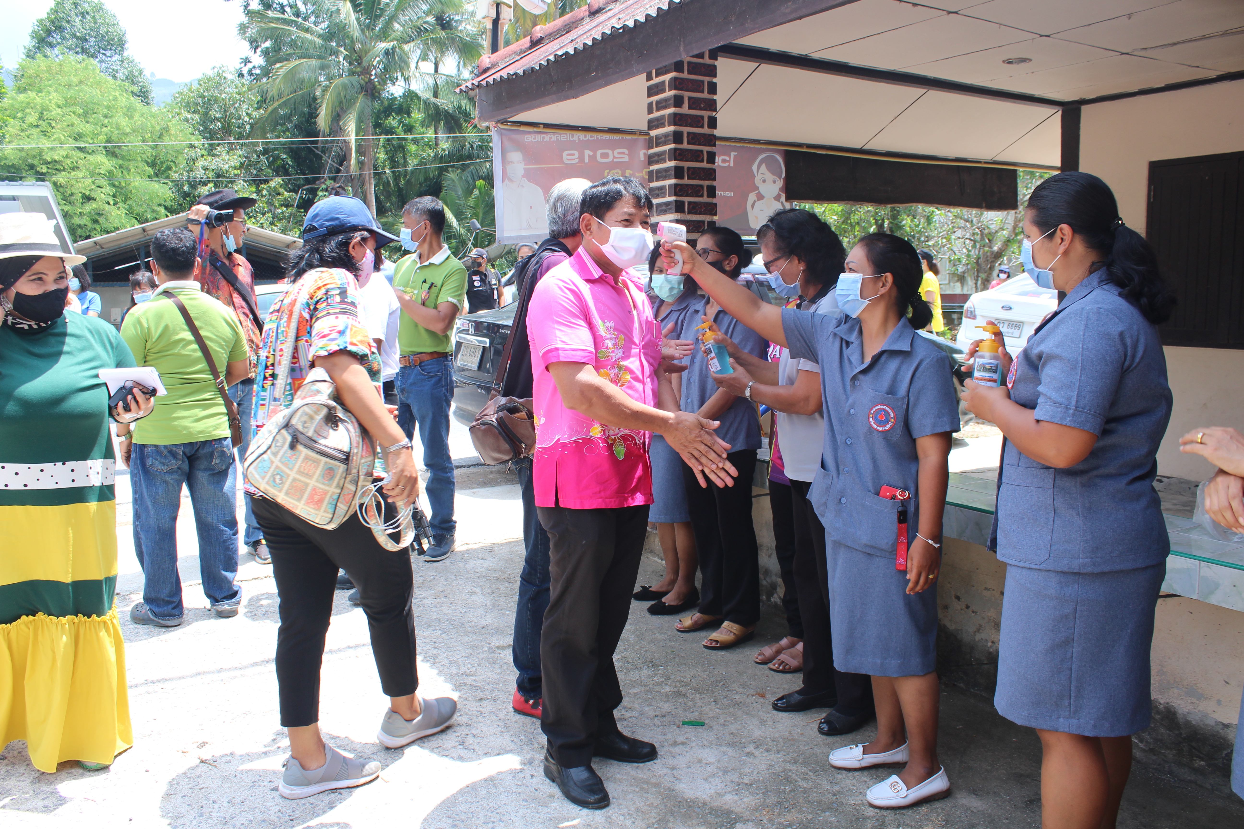 สำนักงานพัฒนาชุมชนจังหวัดสุราษฎร์ธานีและสื่อมวลชน ลงพื้นที่ให้กำลังใจ ห่วงใยชาวชุมชนท่องเที่ยว OTOP นวัตวิถี จากสถานการณ์ COVID-19 (วันที่ 2)