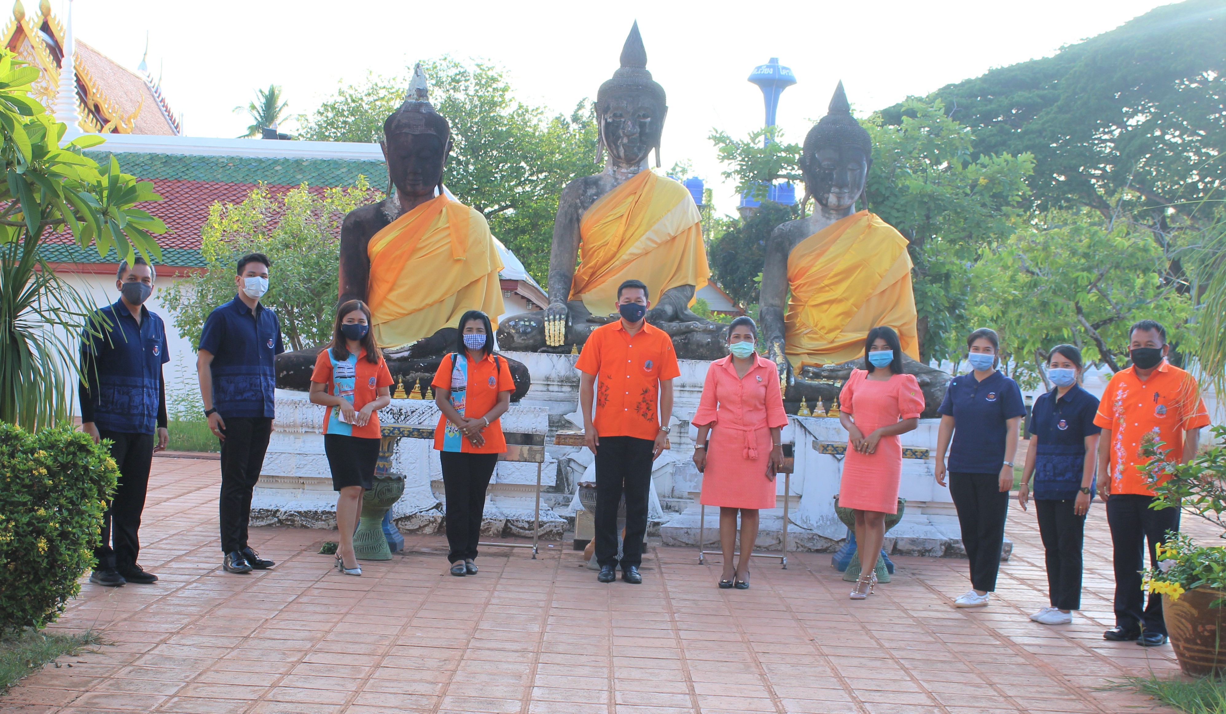 พจ.  ลงพื้นที่อำเภอไชยา  มอบเมล็ดพันธุ์ผัก  ส่งเสริมเศรษฐกิจฐานราก