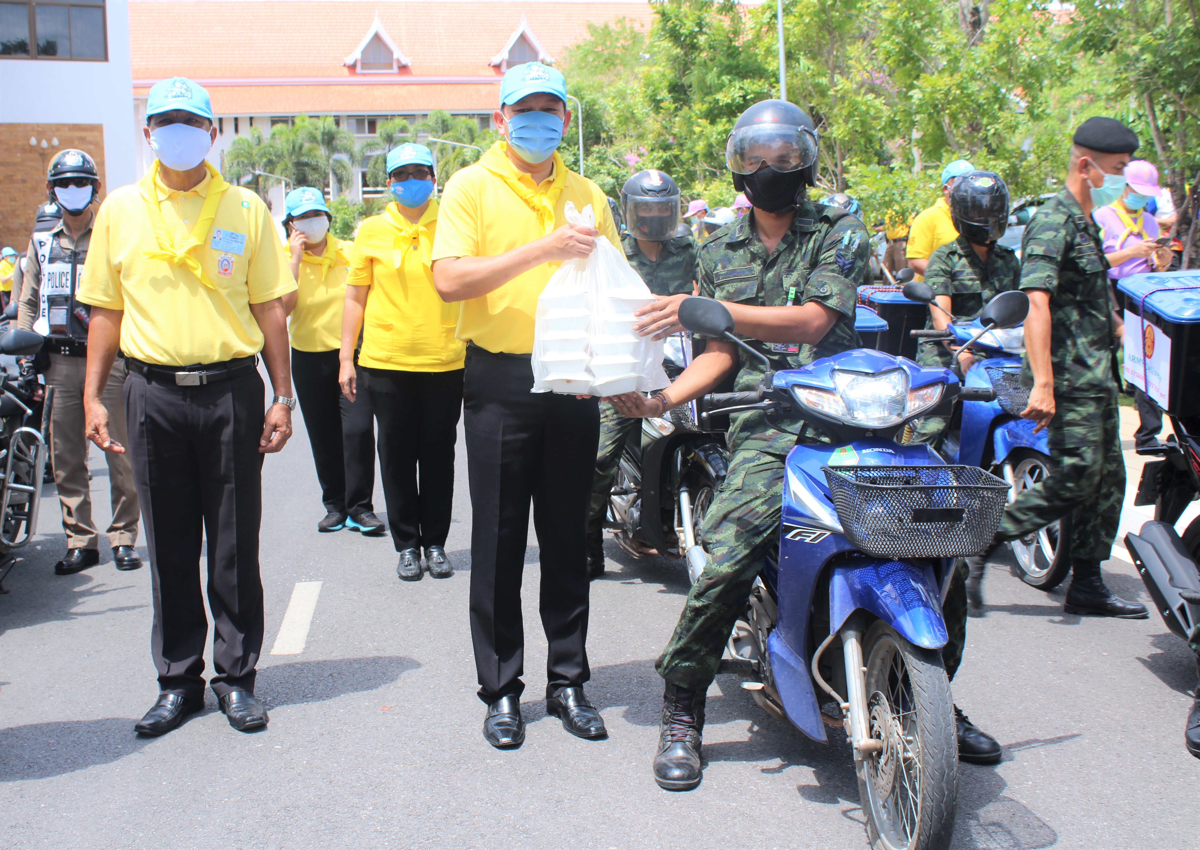 พจ.สุราษฎร์ธานี นำพืชผักสวนครัว มอบโรงครัวปรุงอาหาร