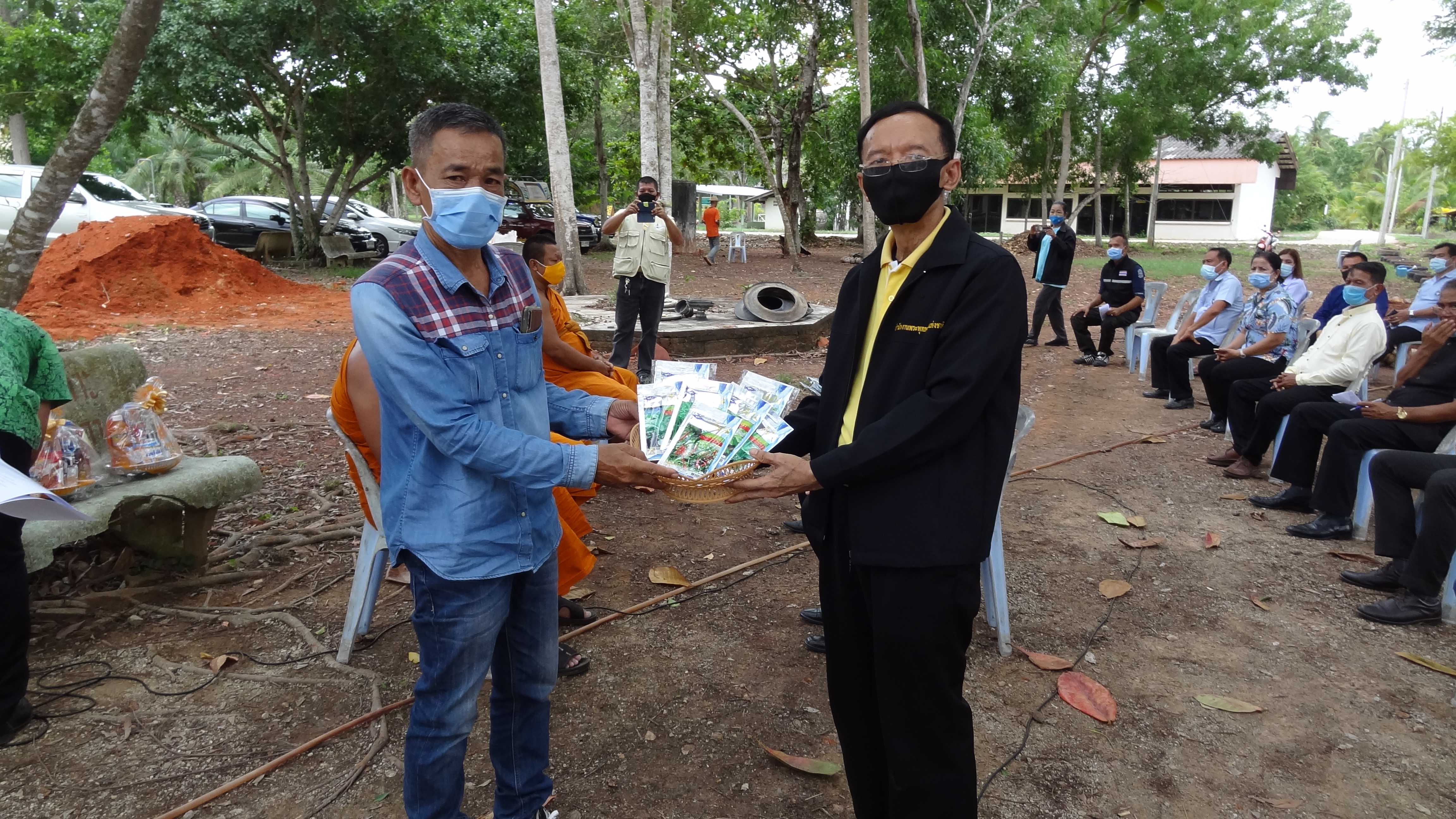 พจ.สุราษฎร์ธานี ขยายผลปลูกผักสวนครัวจากวัดสู่ชุมชน ตามหลัก “บวร”