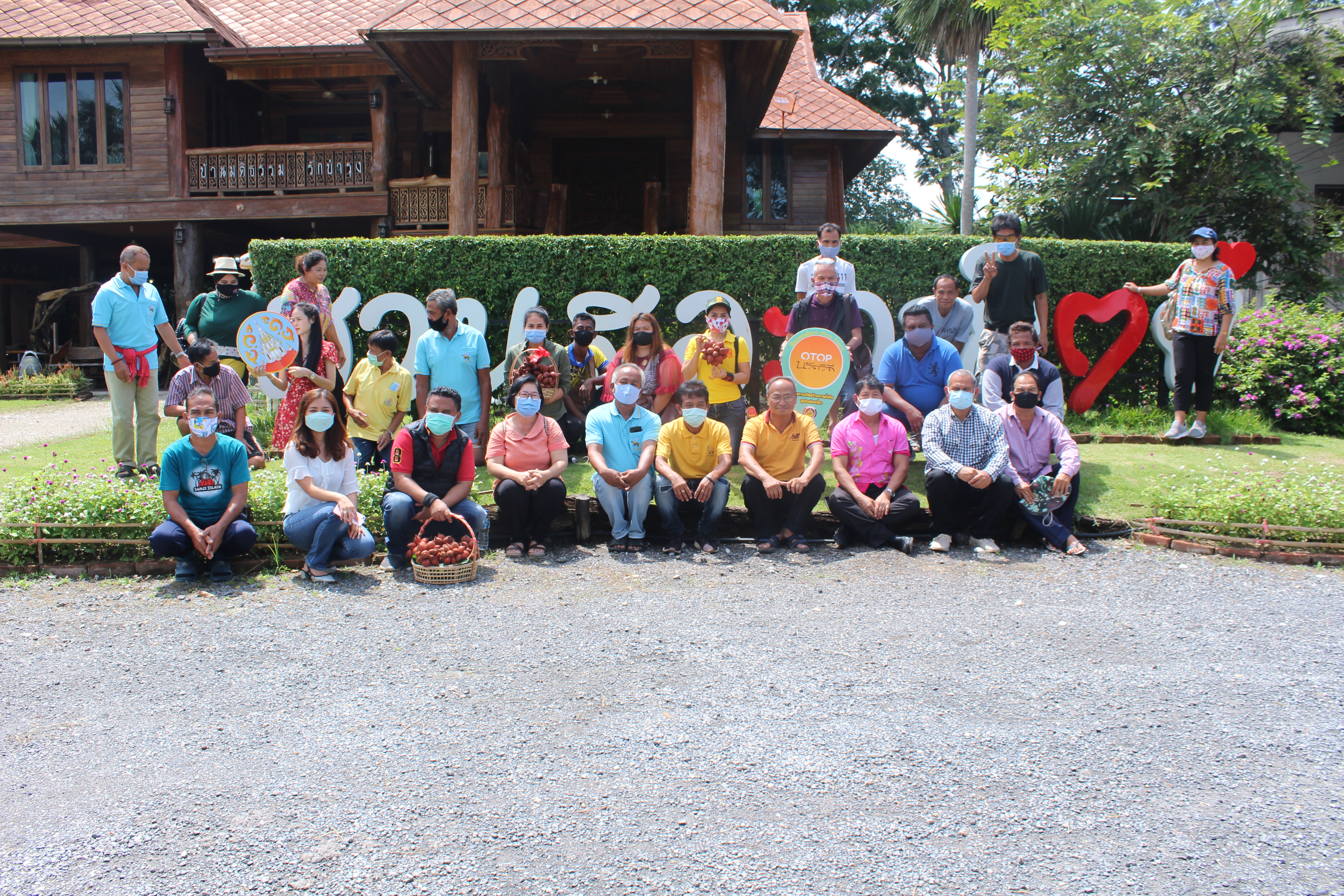 สำนักงานพัฒนาชุมชนจังหวัดสุราษฎร์ธานีและสื่อมวลชน ลงพื้นที่ให้กำลังใจ ห่วงใยชาวชุมชนท่องเที่ยว OTOP นวัตวิถี จากสถานการณ์ COVID-19 (วันที่ 2)