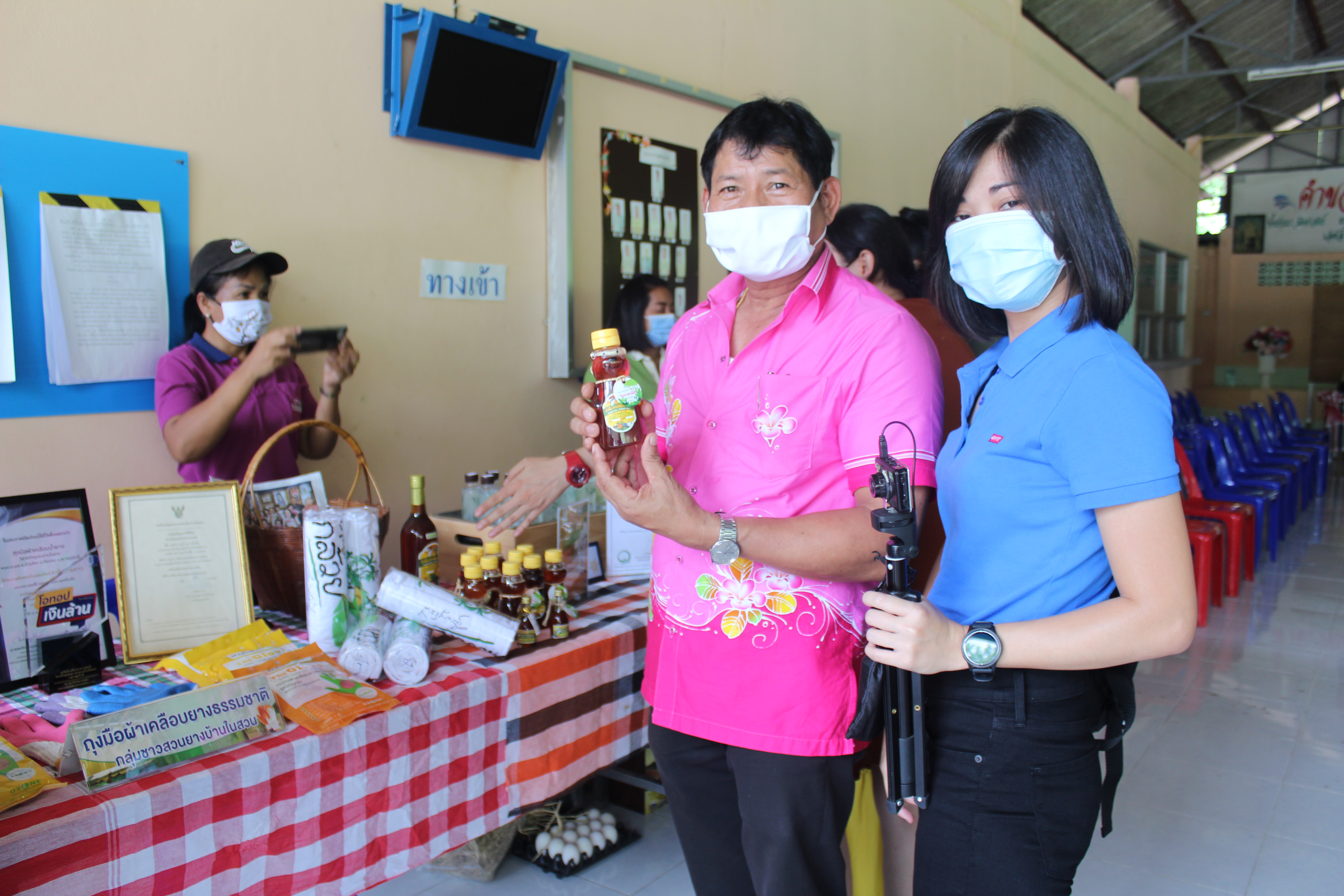 สำนักงานพัฒนาชุมชนจังหวัดสุราษฎร์ธานีและสื่อมวลชน ลงพื้นที่ให้กำลังใจ ห่วงใยชาวชุมชนท่องเที่ยว OTOP นวัตวิถี จากสถานการณ์ COVID-19 (วันที่ 2)