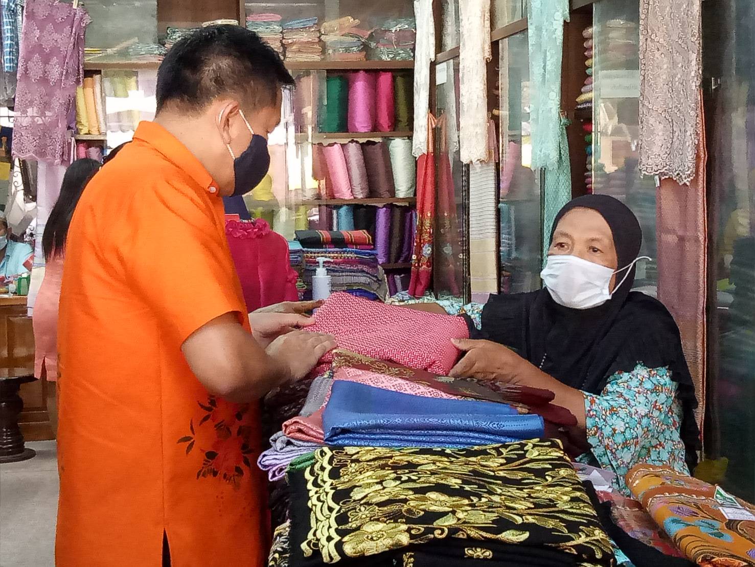 พจ.  ลงพื้นที่อำเภอไชยา  มอบเมล็ดพันธุ์ผัก  ส่งเสริมเศรษฐกิจฐานราก