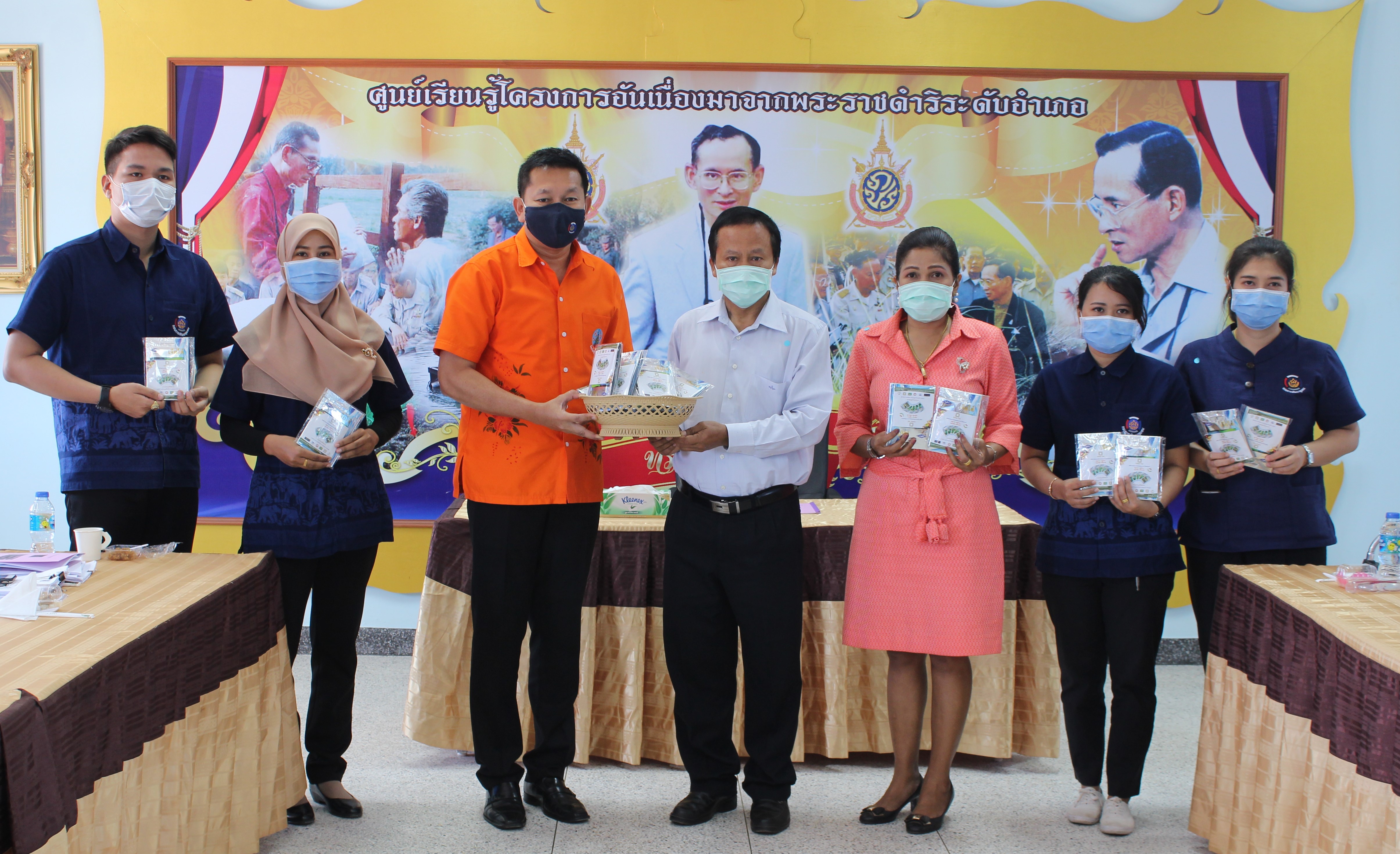 พจ.  ลงพื้นที่อำเภอไชยา  มอบเมล็ดพันธุ์ผัก  ส่งเสริมเศรษฐกิจฐานราก