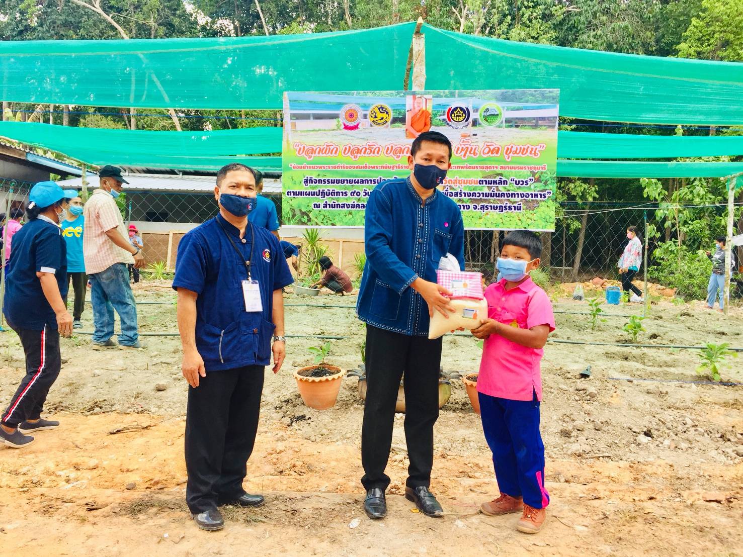 พจ. ขยายผลการปลูกผักสวนครัวจากวัดสู่ชุมชน ตามหลัก “บวร”