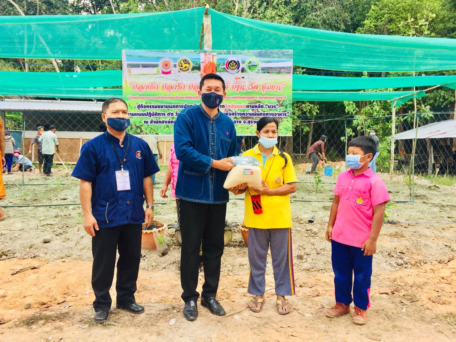 พจ. ขยายผลการปลูกผักสวนครัวจากวัดสู่ชุมชน ตามหลัก “บวร”
