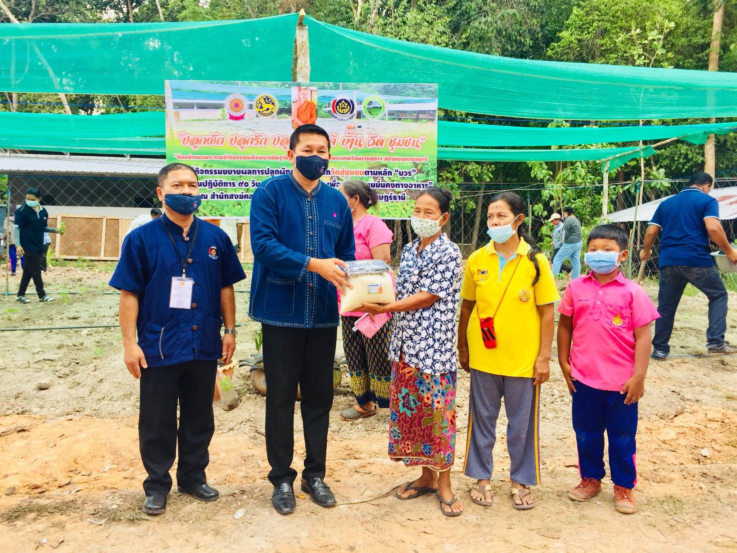 พจ. ขยายผลการปลูกผักสวนครัวจากวัดสู่ชุมชน ตามหลัก “บวร”