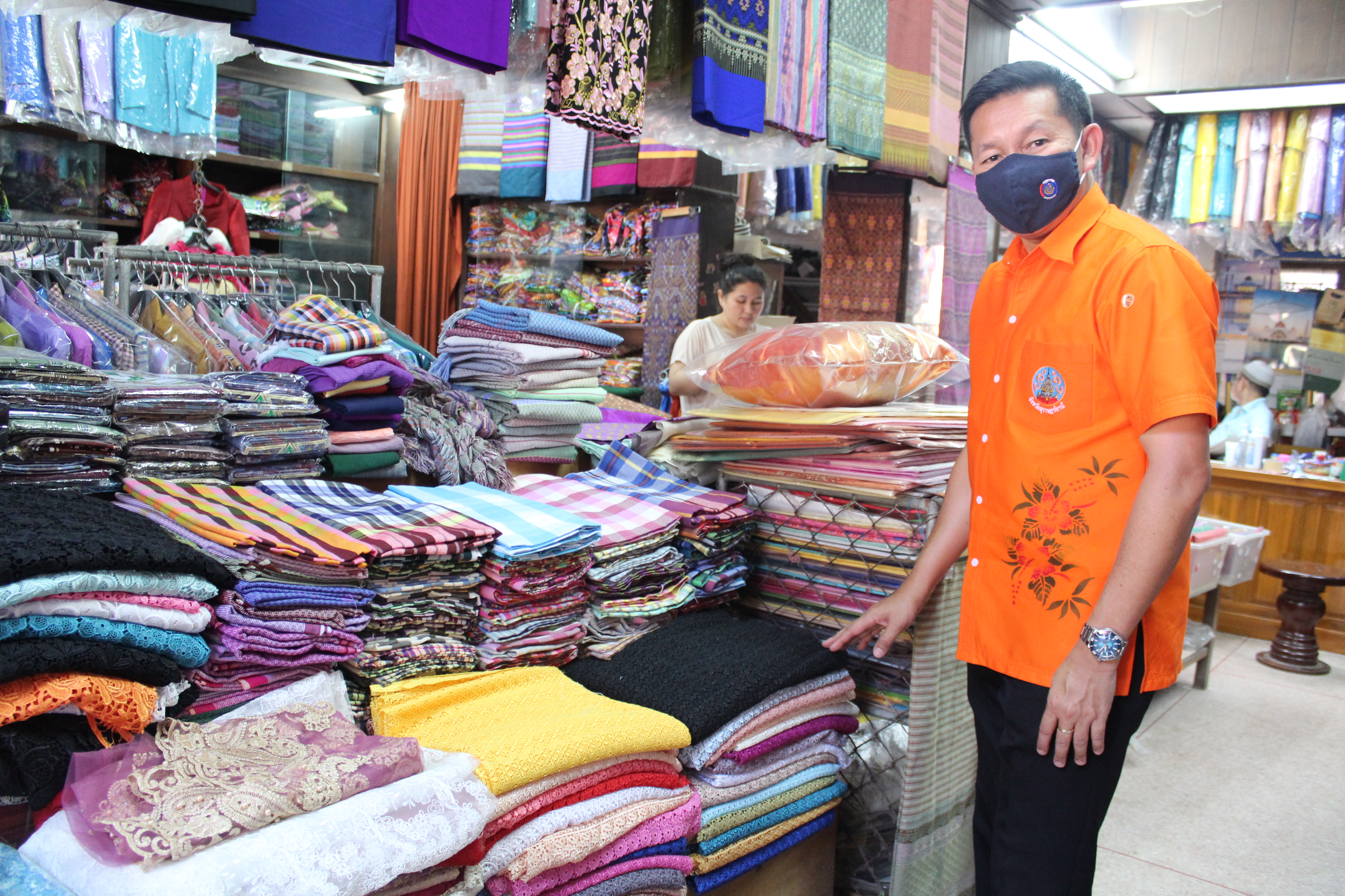 พจ.  ลงพื้นที่อำเภอไชยา  มอบเมล็ดพันธุ์ผัก  ส่งเสริมเศรษฐกิจฐานราก