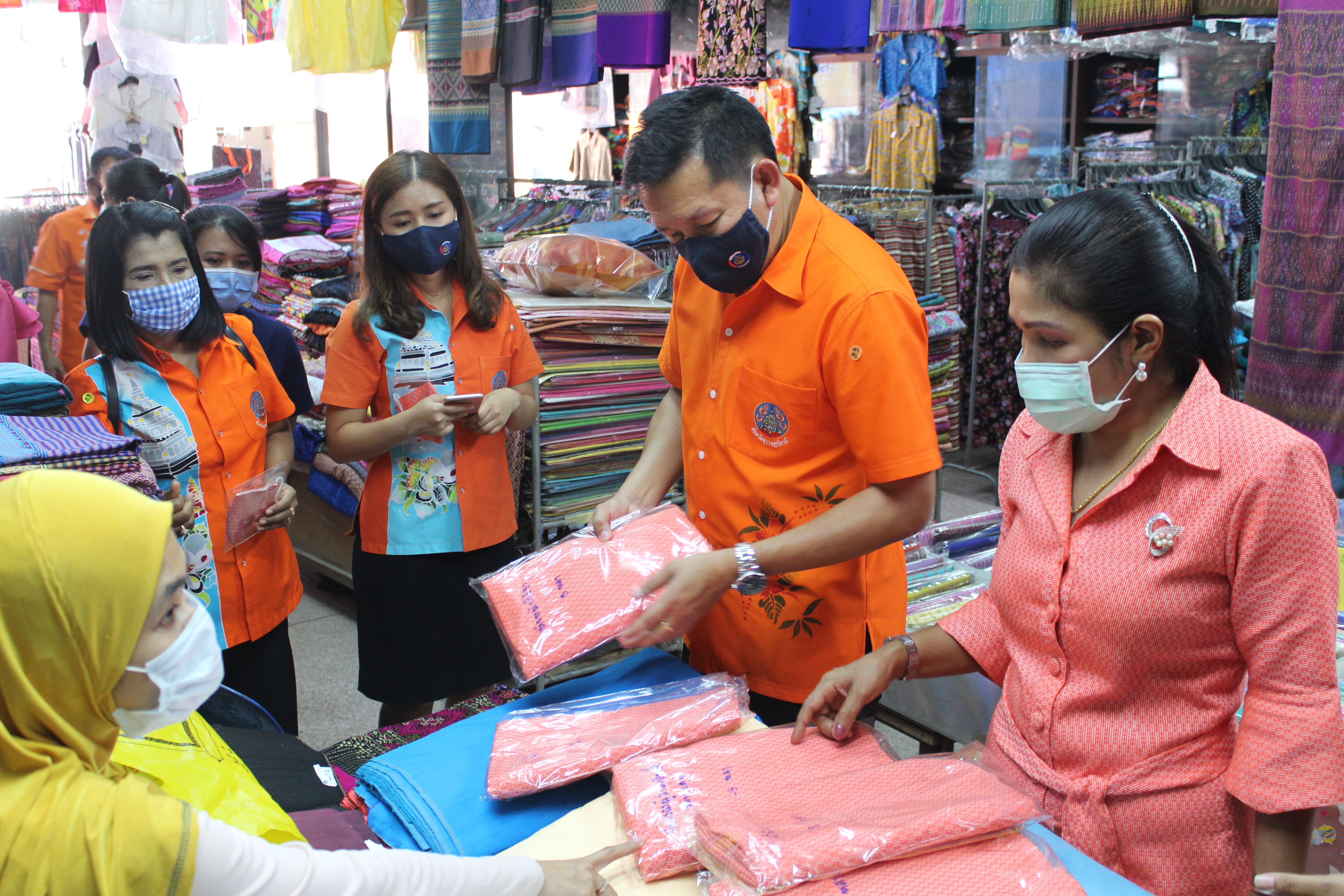 พจ.  ลงพื้นที่อำเภอไชยา  มอบเมล็ดพันธุ์ผัก  ส่งเสริมเศรษฐกิจฐานราก