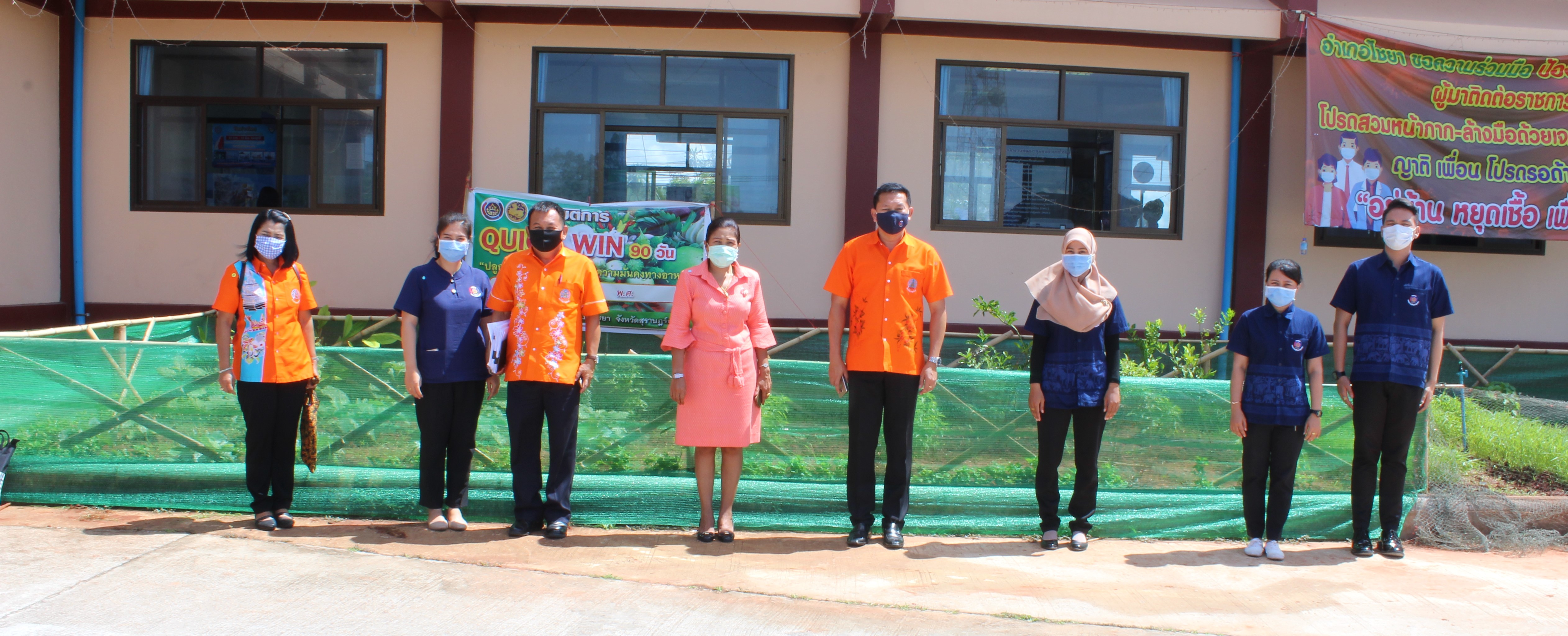 พจ.  ลงพื้นที่อำเภอไชยา  มอบเมล็ดพันธุ์ผัก  ส่งเสริมเศรษฐกิจฐานราก