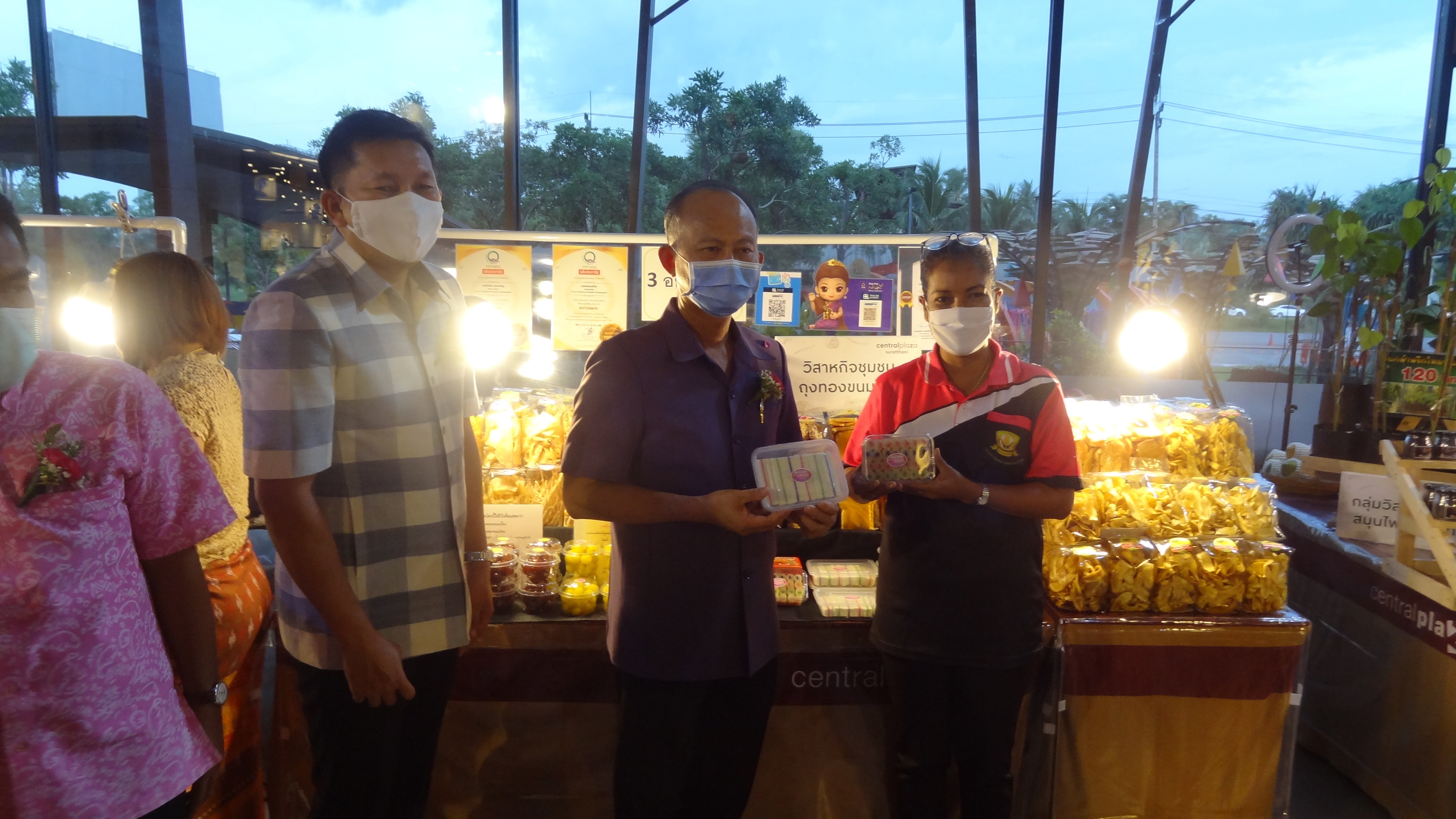 พช.สุราษฎร์ธานี ร่วมกับศูนย์การค้าเซ็นทรัลพลาซ่าสุราษฎร์ธานี เครือข่ายหนึ่งตำบลหนึ่งผลิตภัณฑ์ (OTOP) จังหวัดสุราษฎร์ธานี และบริษัทประชารัฐรักสามัคคี (สุราษฎร์ธานี) จำกัด  จัดงาน “ของดีเมืองสุราษฎร์ธานี” ภายใต้โครงการ เซ็นทรัล LOVE ชุมชน ร่วมพลังป้องกัน COVID-19