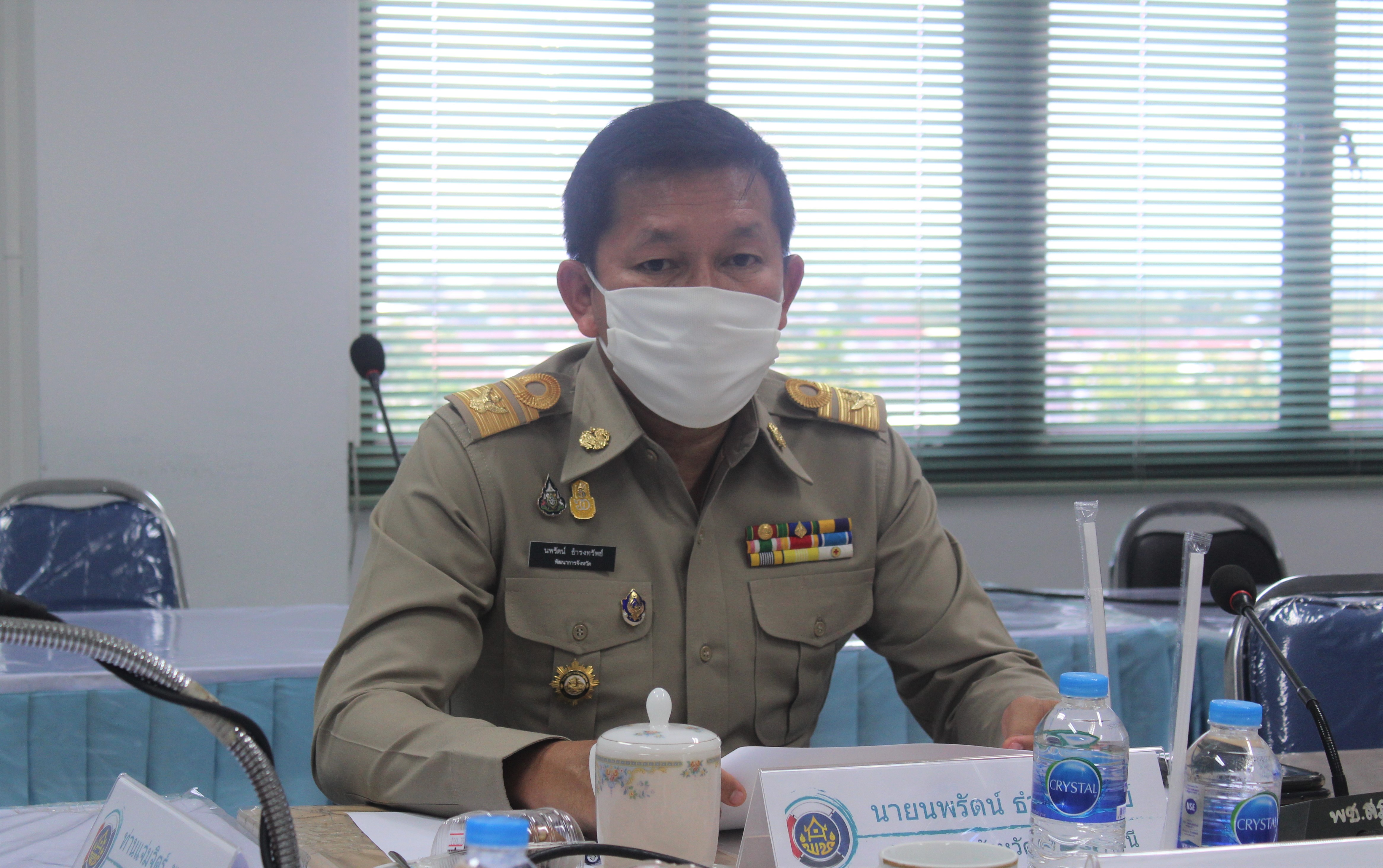 นางแจ่มจิตร์ พูลสวัสดิ์ รองผู้ว่าราชการจังหวัดสุราษฎร์ธานี ประธานประชุมคณะกรรมการพิจารณาคัดสรรหมู่บ้านเศรษฐกิจพอเพียง “อยู่เย็น เป็นสุข”  กิจกรรมพัฒนาชุมชนดีเด่นและกิจกรรมเชิดชูเกียรติคนกองทุนพัฒนาบทบาทสตรี ประจำปี 2563  ระดับจังหวัด