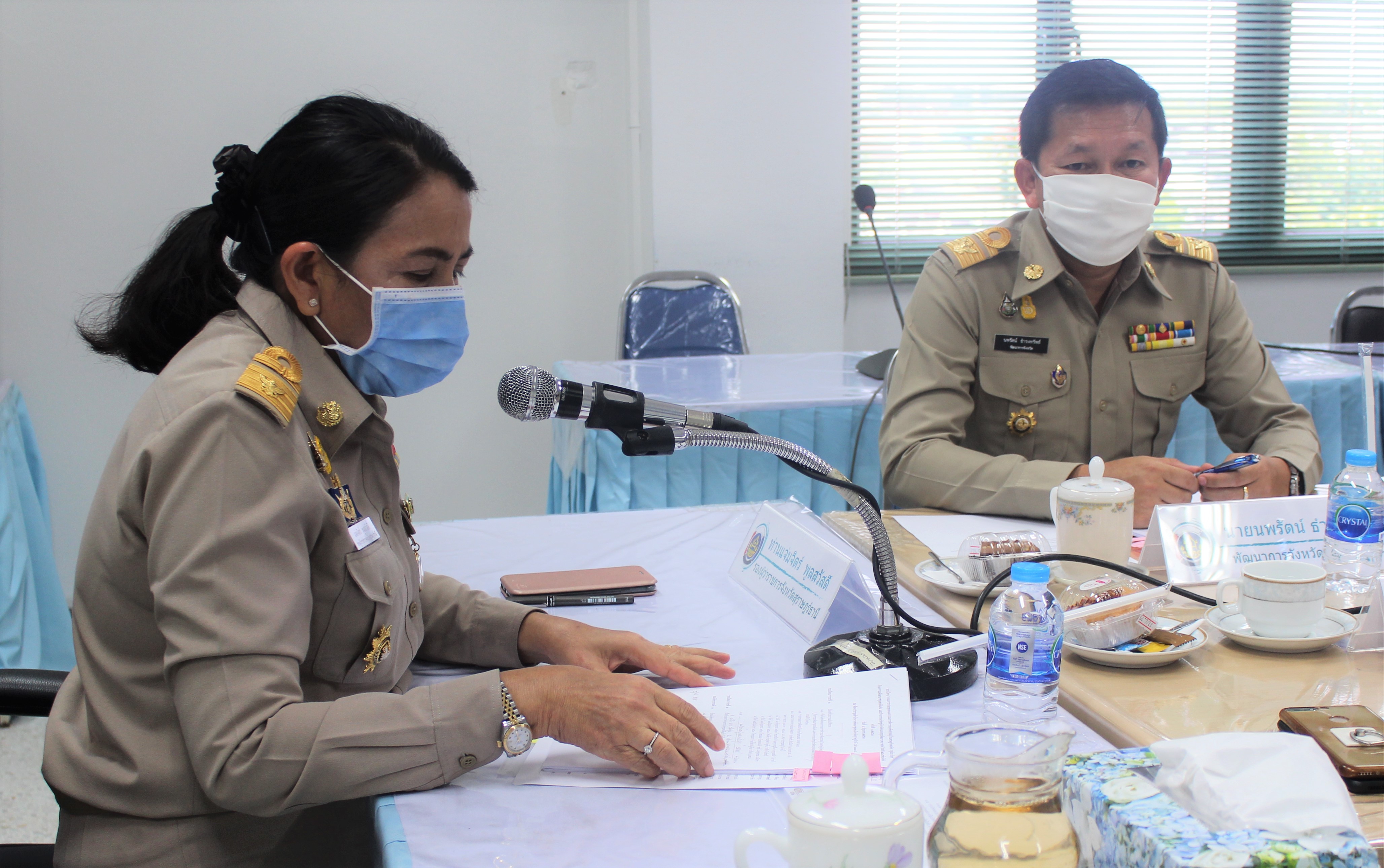นางแจ่มจิตร์ พูลสวัสดิ์ รองผู้ว่าราชการจังหวัดสุราษฎร์ธานี ประธานประชุมคณะกรรมการพิจารณาคัดสรรหมู่บ้านเศรษฐกิจพอเพียง “อยู่เย็น เป็นสุข”  กิจกรรมพัฒนาชุมชนดีเด่นและกิจกรรมเชิดชูเกียรติคนกองทุนพัฒนาบทบาทสตรี ประจำปี 2563  ระดับจังหวัด