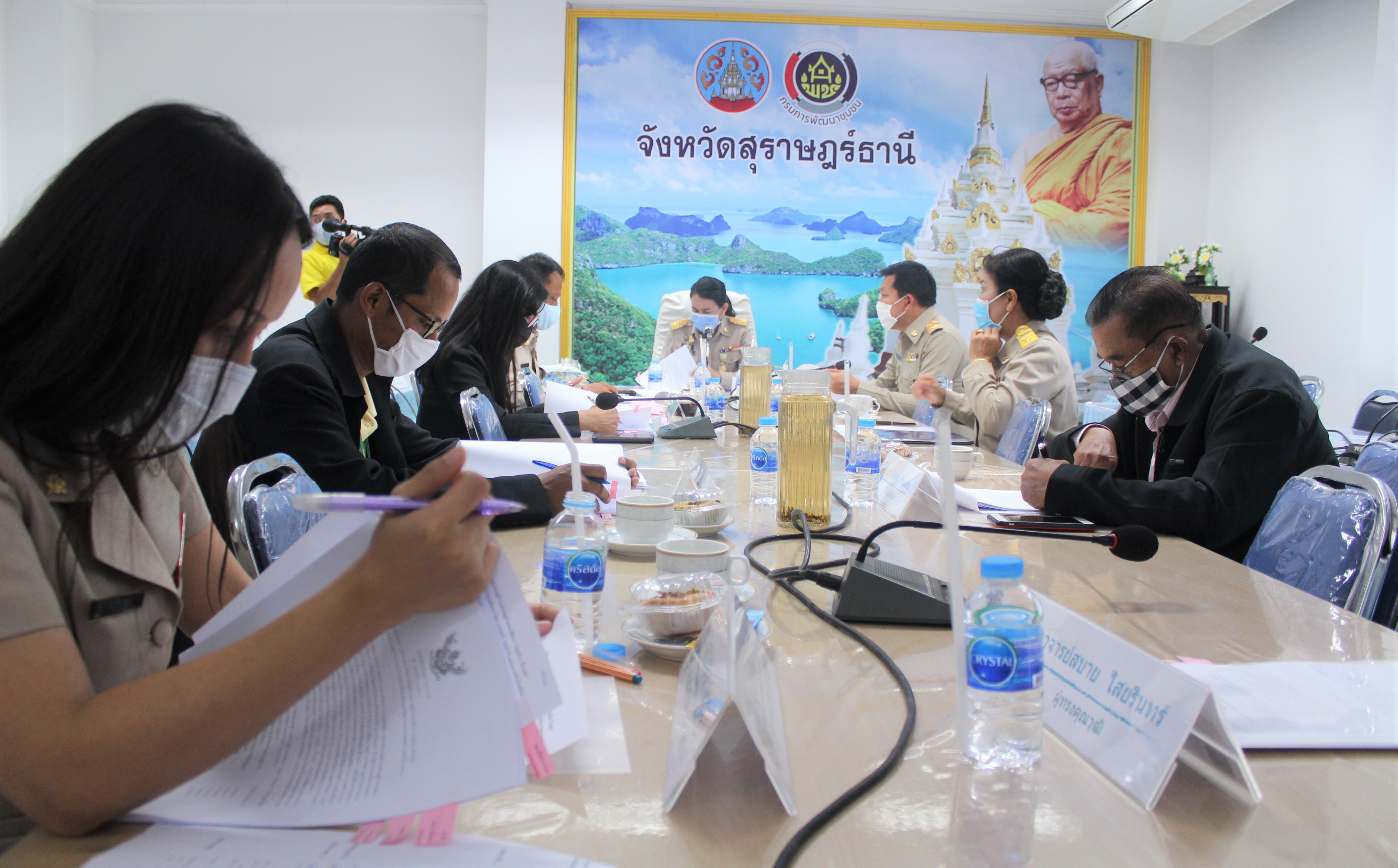 นางแจ่มจิตร์ พูลสวัสดิ์ รองผู้ว่าราชการจังหวัดสุราษฎร์ธานี ประธานประชุมคณะกรรมการพิจารณาคัดสรรหมู่บ้านเศรษฐกิจพอเพียง “อยู่เย็น เป็นสุข”  กิจกรรมพัฒนาชุมชนดีเด่นและกิจกรรมเชิดชูเกียรติคนกองทุนพัฒนาบทบาทสตรี ประจำปี 2563  ระดับจังหวัด