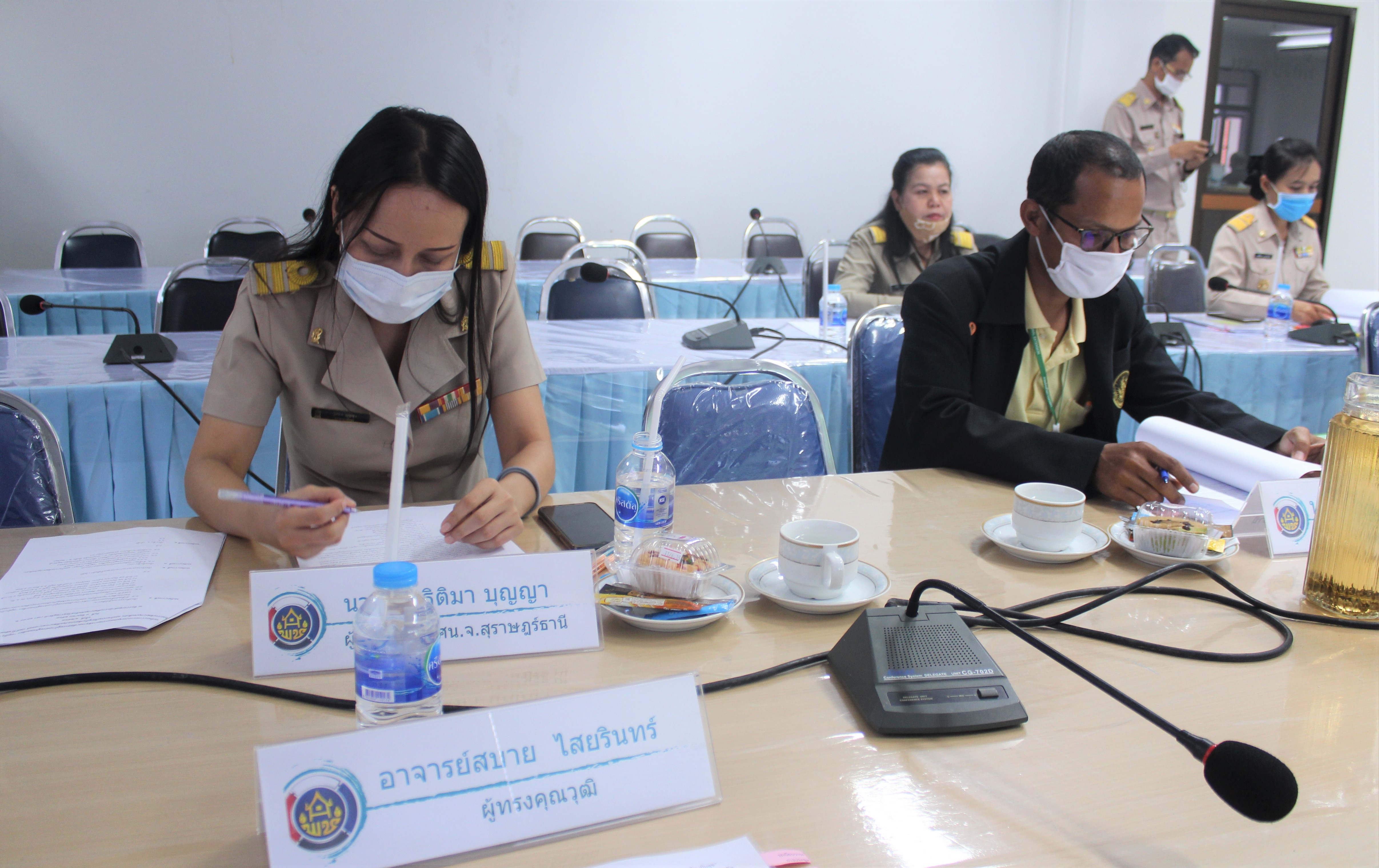 นางแจ่มจิตร์ พูลสวัสดิ์ รองผู้ว่าราชการจังหวัดสุราษฎร์ธานี ประธานประชุมคณะกรรมการพิจารณาคัดสรรหมู่บ้านเศรษฐกิจพอเพียง “อยู่เย็น เป็นสุข”  กิจกรรมพัฒนาชุมชนดีเด่นและกิจกรรมเชิดชูเกียรติคนกองทุนพัฒนาบทบาทสตรี ประจำปี 2563  ระดับจังหวัด
