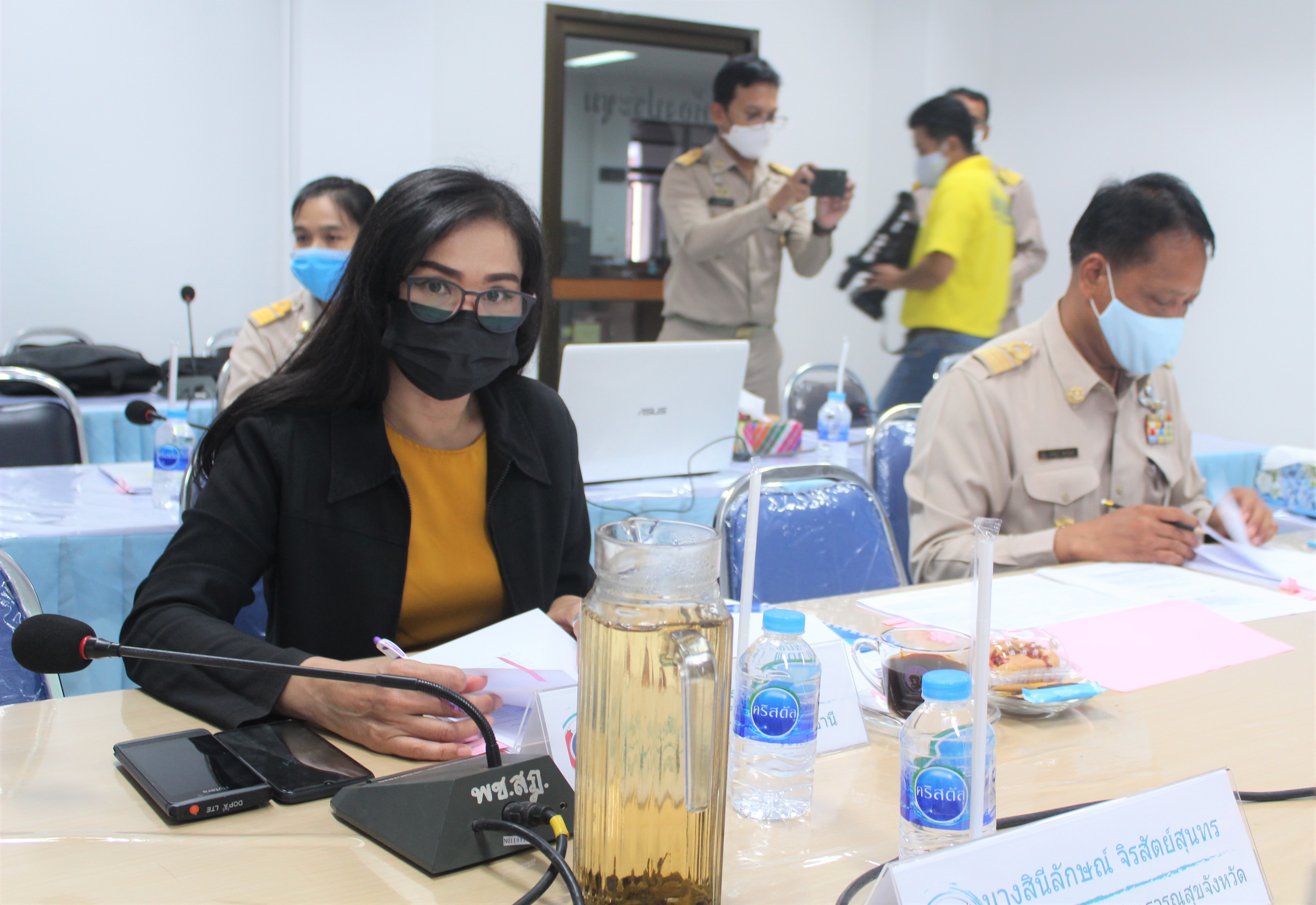 นางแจ่มจิตร์ พูลสวัสดิ์ รองผู้ว่าราชการจังหวัดสุราษฎร์ธานี ประธานประชุมคณะกรรมการพิจารณาคัดสรรหมู่บ้านเศรษฐกิจพอเพียง “อยู่เย็น เป็นสุข”  กิจกรรมพัฒนาชุมชนดีเด่นและกิจกรรมเชิดชูเกียรติคนกองทุนพัฒนาบทบาทสตรี ประจำปี 2563  ระดับจังหวัด