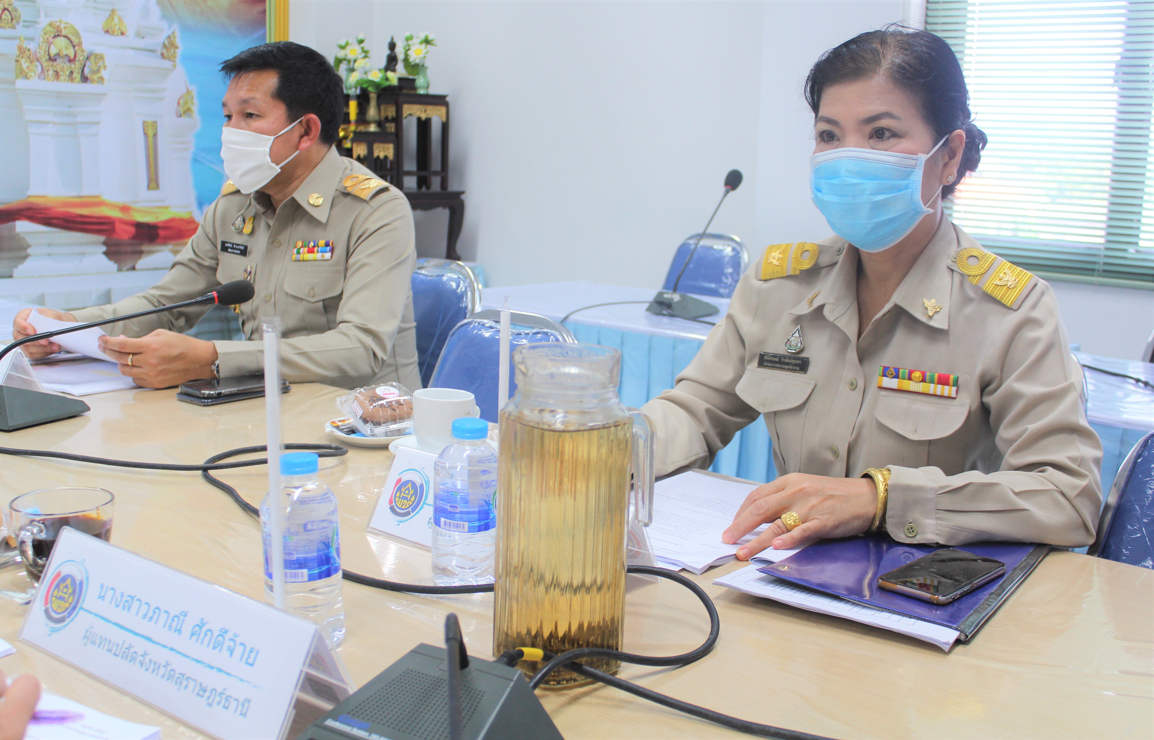 นางแจ่มจิตร์ พูลสวัสดิ์ รองผู้ว่าราชการจังหวัดสุราษฎร์ธานี ประธานประชุมคณะกรรมการพิจารณาคัดสรรหมู่บ้านเศรษฐกิจพอเพียง “อยู่เย็น เป็นสุข”  กิจกรรมพัฒนาชุมชนดีเด่นและกิจกรรมเชิดชูเกียรติคนกองทุนพัฒนาบทบาทสตรี ประจำปี 2563  ระดับจังหวัด