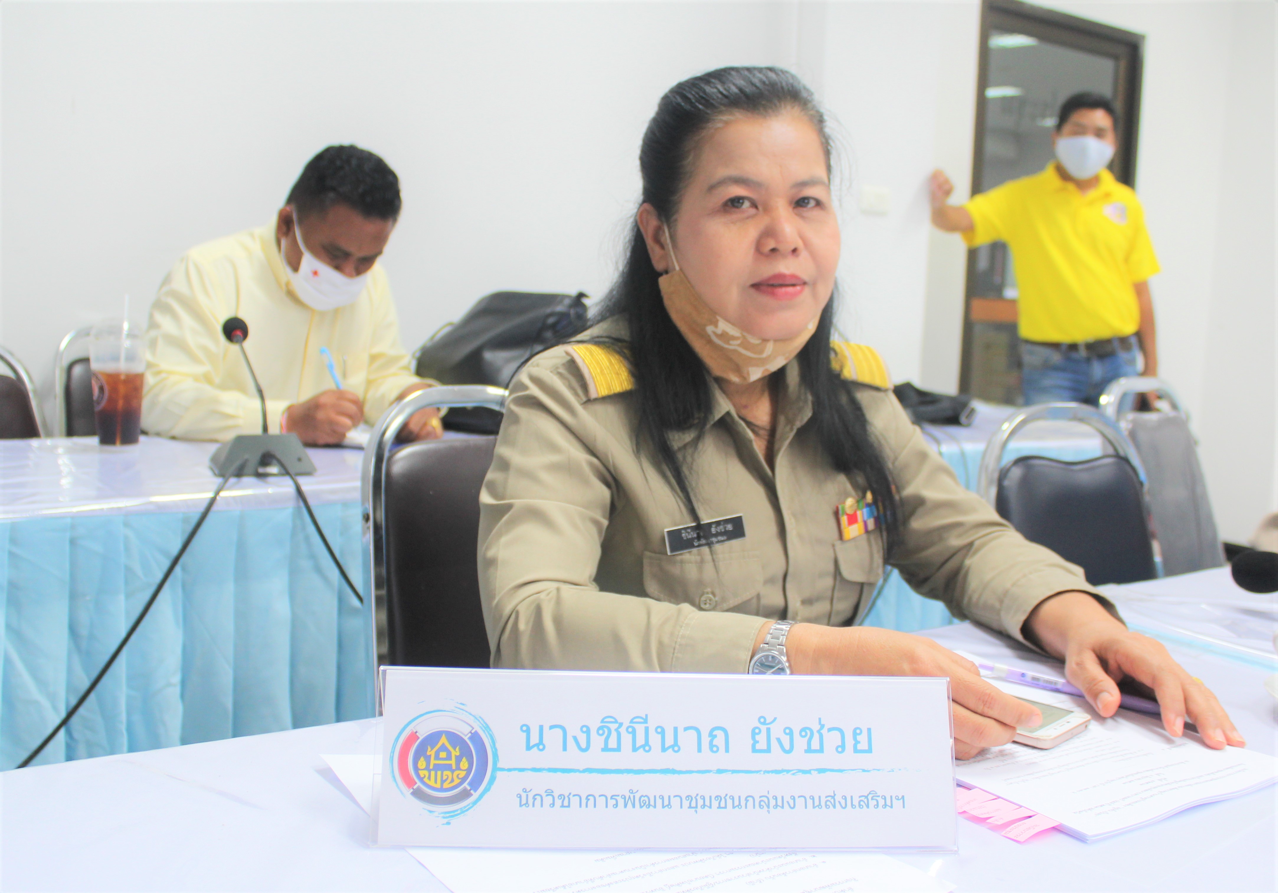 นางแจ่มจิตร์ พูลสวัสดิ์ รองผู้ว่าราชการจังหวัดสุราษฎร์ธานี ประธานประชุมคณะกรรมการพิจารณาคัดสรรหมู่บ้านเศรษฐกิจพอเพียง “อยู่เย็น เป็นสุข”  กิจกรรมพัฒนาชุมชนดีเด่นและกิจกรรมเชิดชูเกียรติคนกองทุนพัฒนาบทบาทสตรี ประจำปี 2563  ระดับจังหวัด