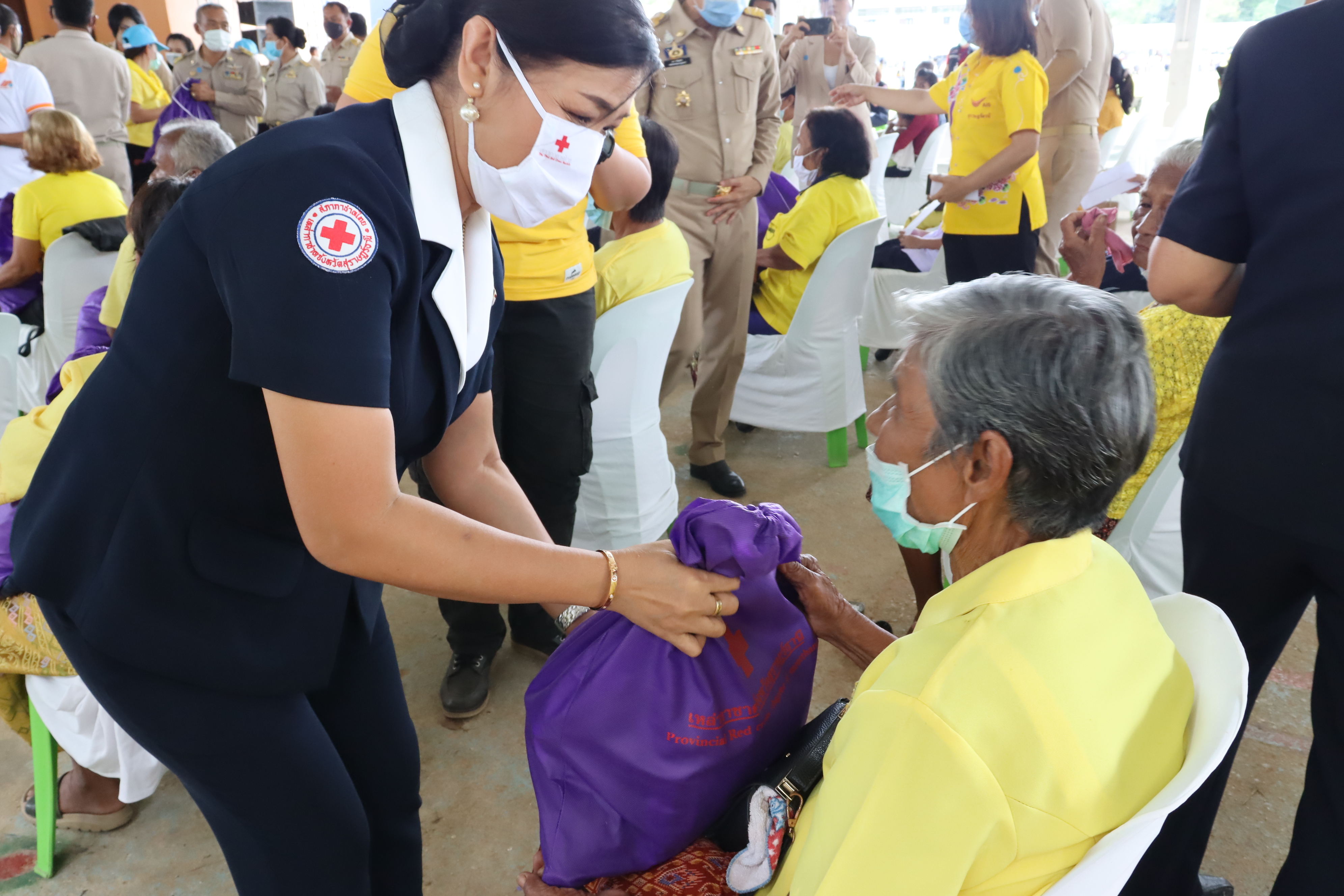 “หน่วยบำบัดทุกข์ บำรุงสุข สร้างรอยยิ้มให้ประชาชน” (จังหวัดเคลื่อนที่ สามัคคี ปรองดอง สมานฉันท์ สร้างความสุขให้คนในชาติ)