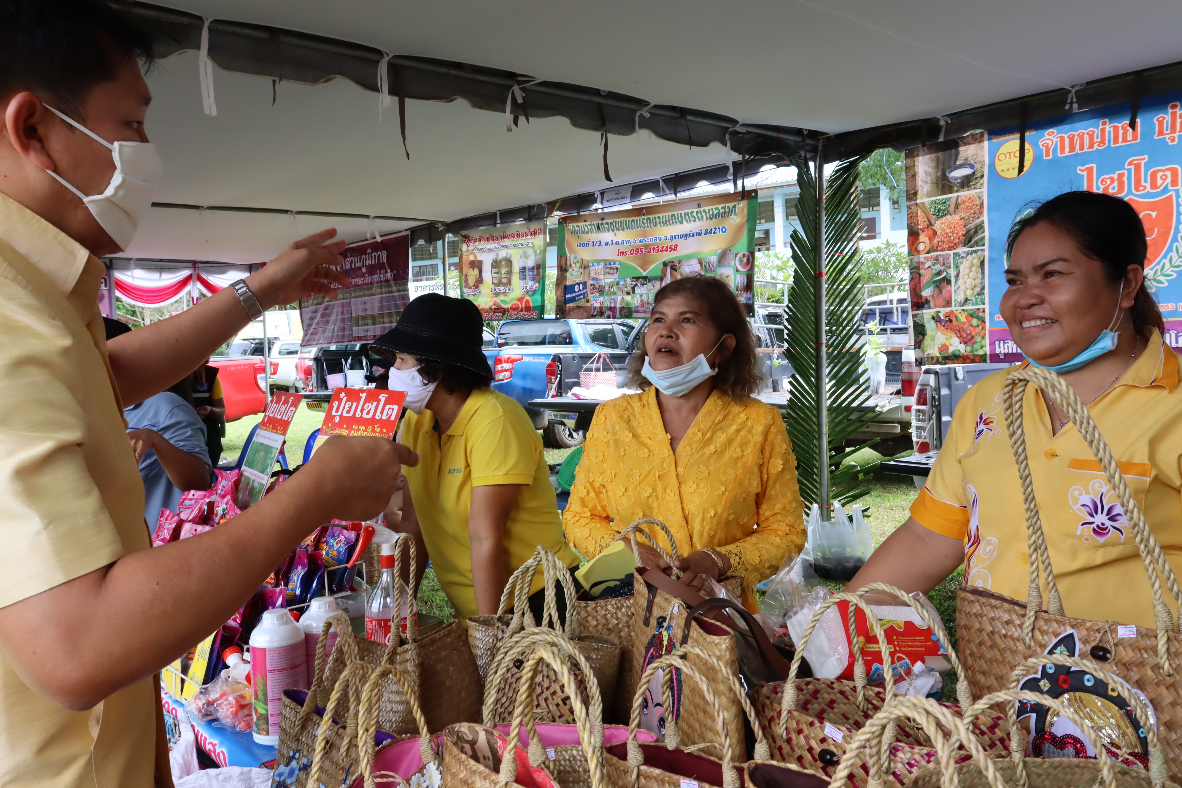 “หน่วยบำบัดทุกข์ บำรุงสุข สร้างรอยยิ้มให้ประชาชน” (จังหวัดเคลื่อนที่ สามัคคี ปรองดอง สมานฉันท์ สร้างความสุขให้คนในชาติ)