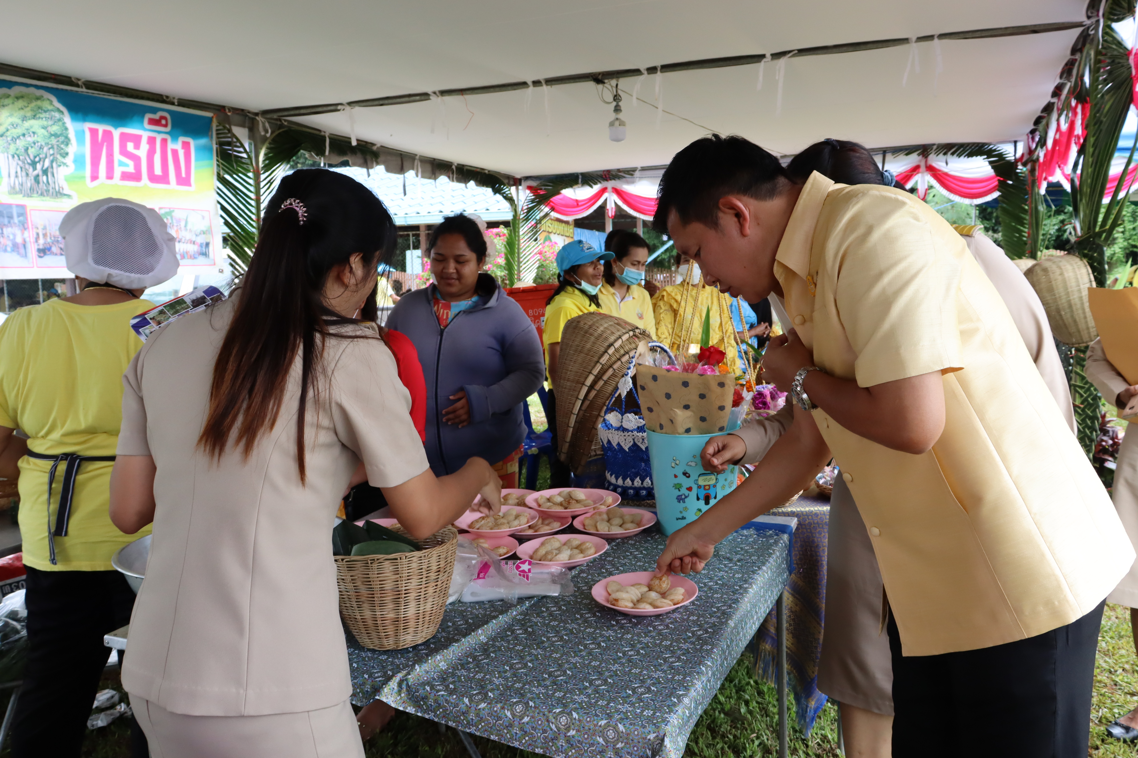 “หน่วยบำบัดทุกข์ บำรุงสุข สร้างรอยยิ้มให้ประชาชน” (จังหวัดเคลื่อนที่ สามัคคี ปรองดอง สมานฉันท์ สร้างความสุขให้คนในชาติ)