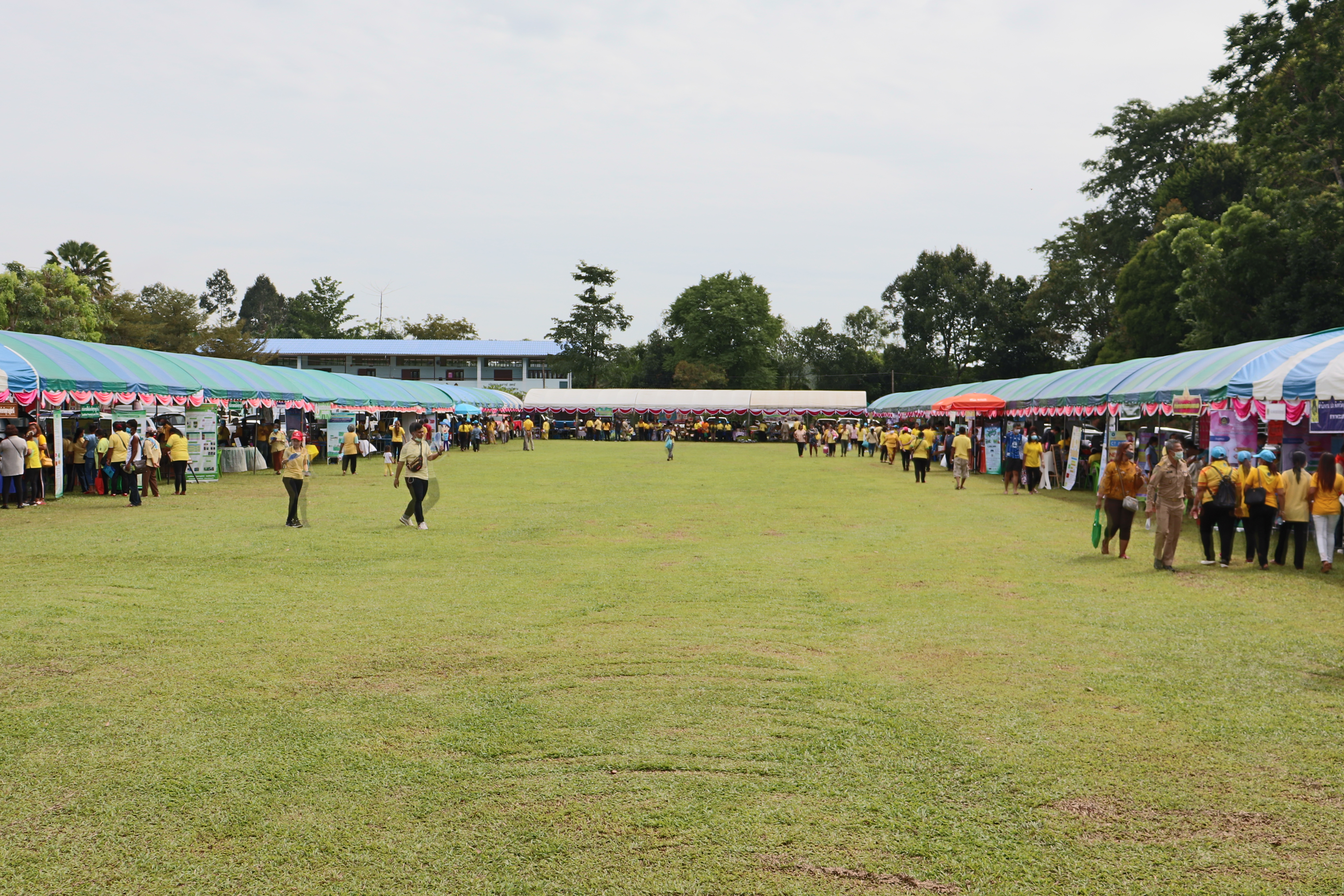 “หน่วยบำบัดทุกข์ บำรุงสุข สร้างรอยยิ้มให้ประชาชน” (จังหวัดเคลื่อนที่ สามัคคี ปรองดอง สมานฉันท์ สร้างความสุขให้คนในชาติ)