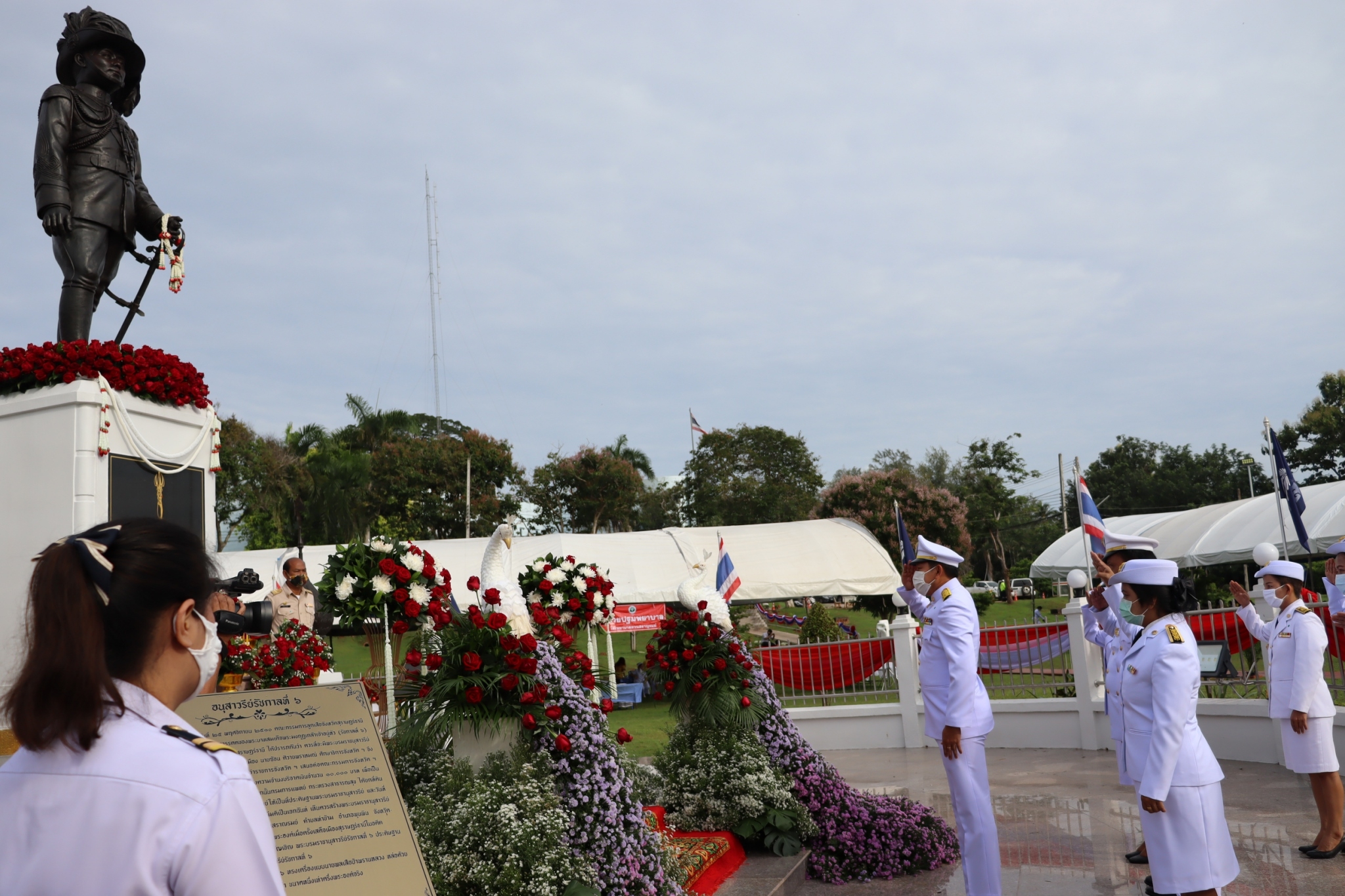 พช. สุราษฎร์ธานี  ถวายราชสดุดีพระบรมราชานุสาวรีย์ รัชกาลที่ 6