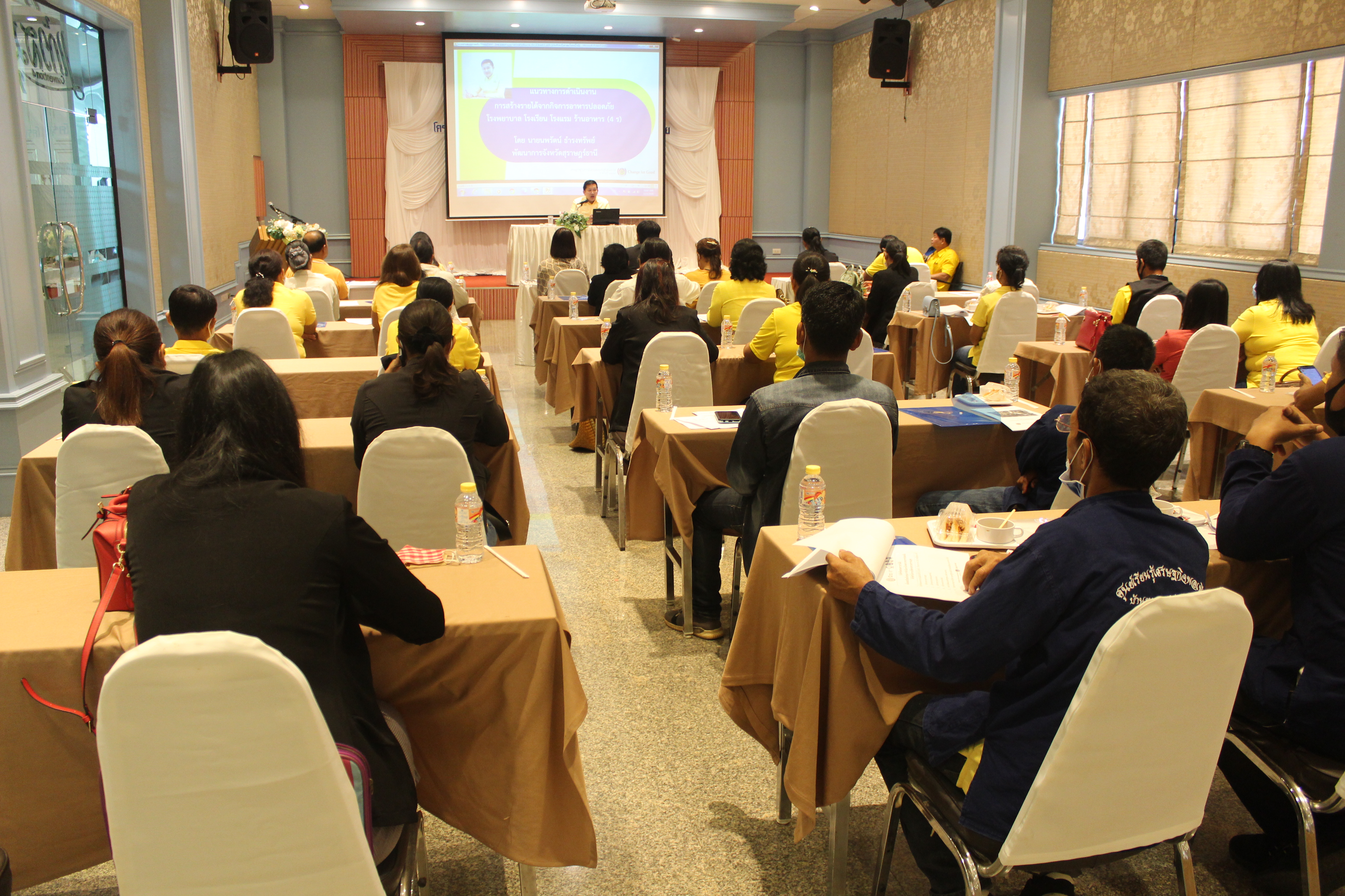 พช.สุราษฎร์ธานี จัดประชุมเชิงปฏิบัติการสร้างรายได้จากกิจกรรมอาหารปลอดภัย
