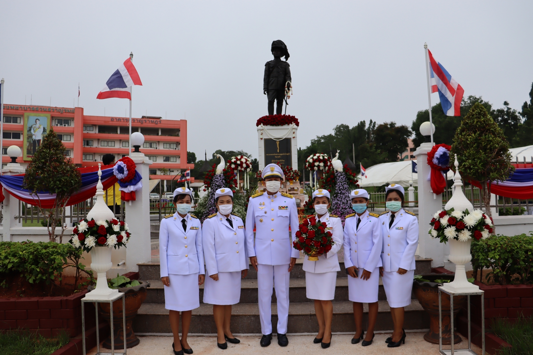 พช. สุราษฎร์ธานี  ถวายราชสดุดีพระบรมราชานุสาวรีย์ รัชกาลที่ 6