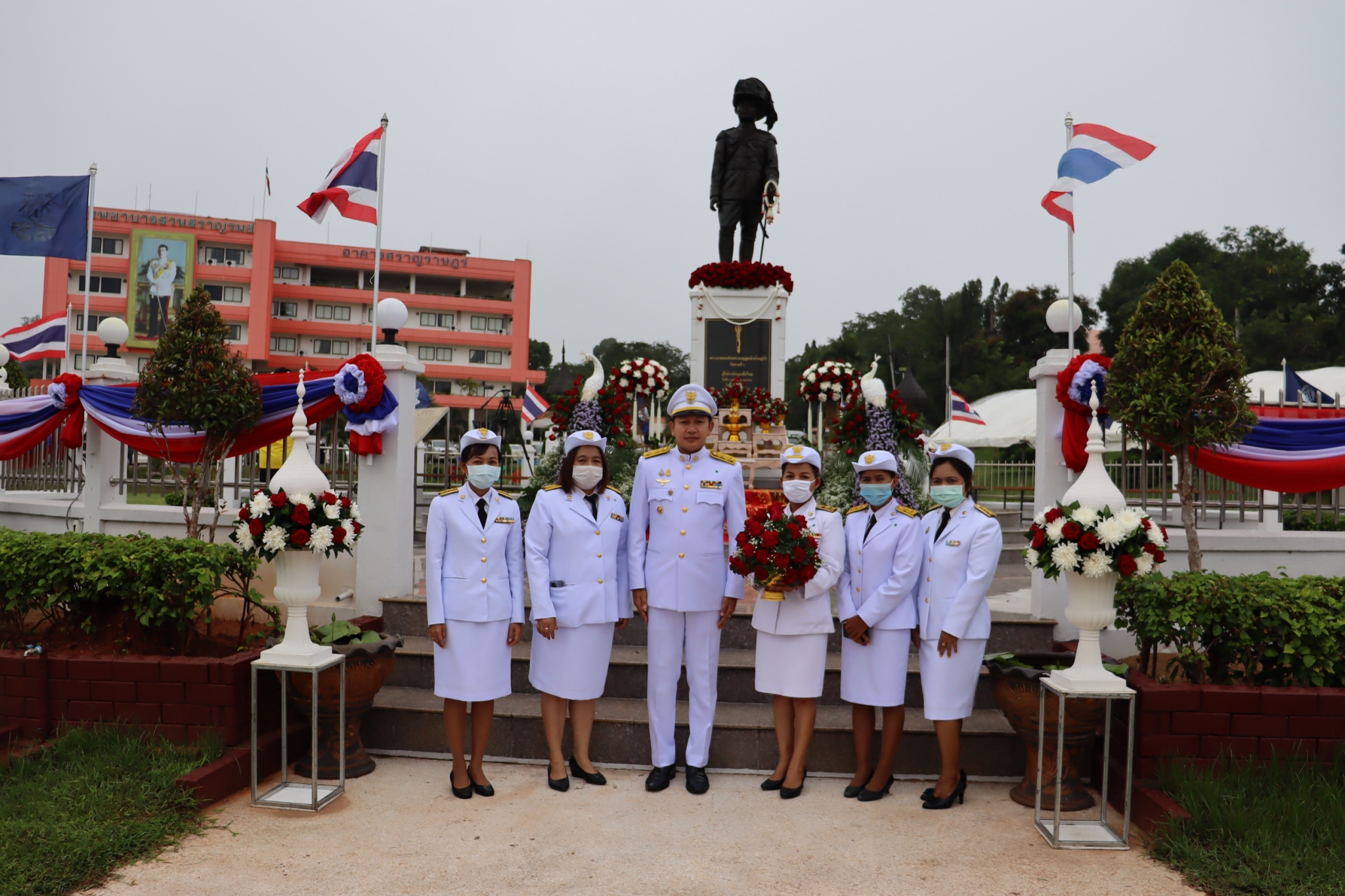 พช. สุราษฎร์ธานี  ถวายราชสดุดีพระบรมราชานุสาวรีย์ รัชกาลที่ 6