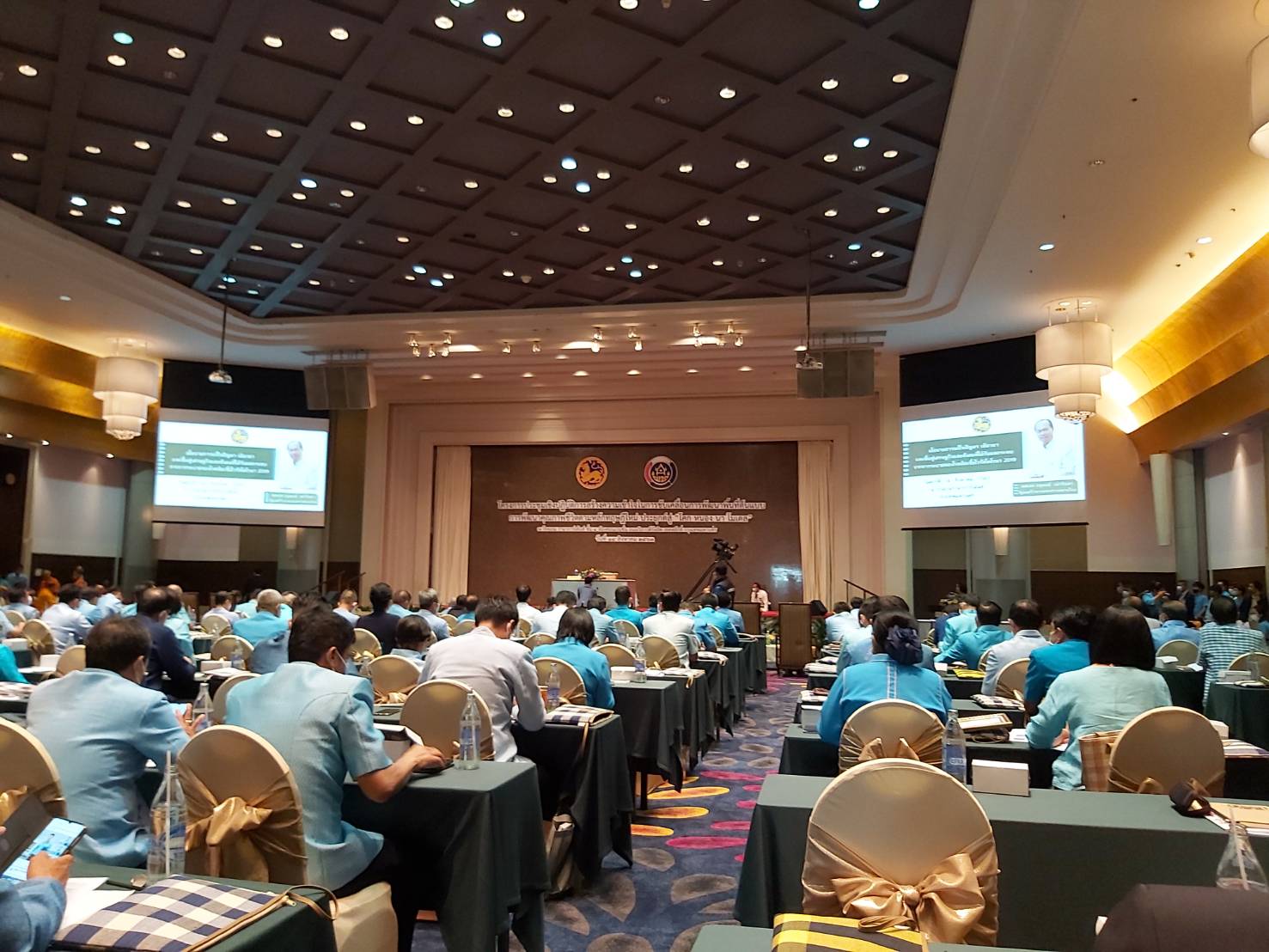 ผวจ.สุราษฎร์ธานี รับมอบโล่รางวัลบุคคลต้นแบบการน้อมนำแนวทางพระราชดำริของสมเด็จพระกนิษฐาธิราชเจ้า กรมสมเด็จพระเทพรัตนราชสุดาฯ สยามบรมราชกุมารี สู่แผนปฏิบัติการ 90 วัน ปลูกผักสวนครัวเพื่อสร้างความมั่นคงทางอาหาร