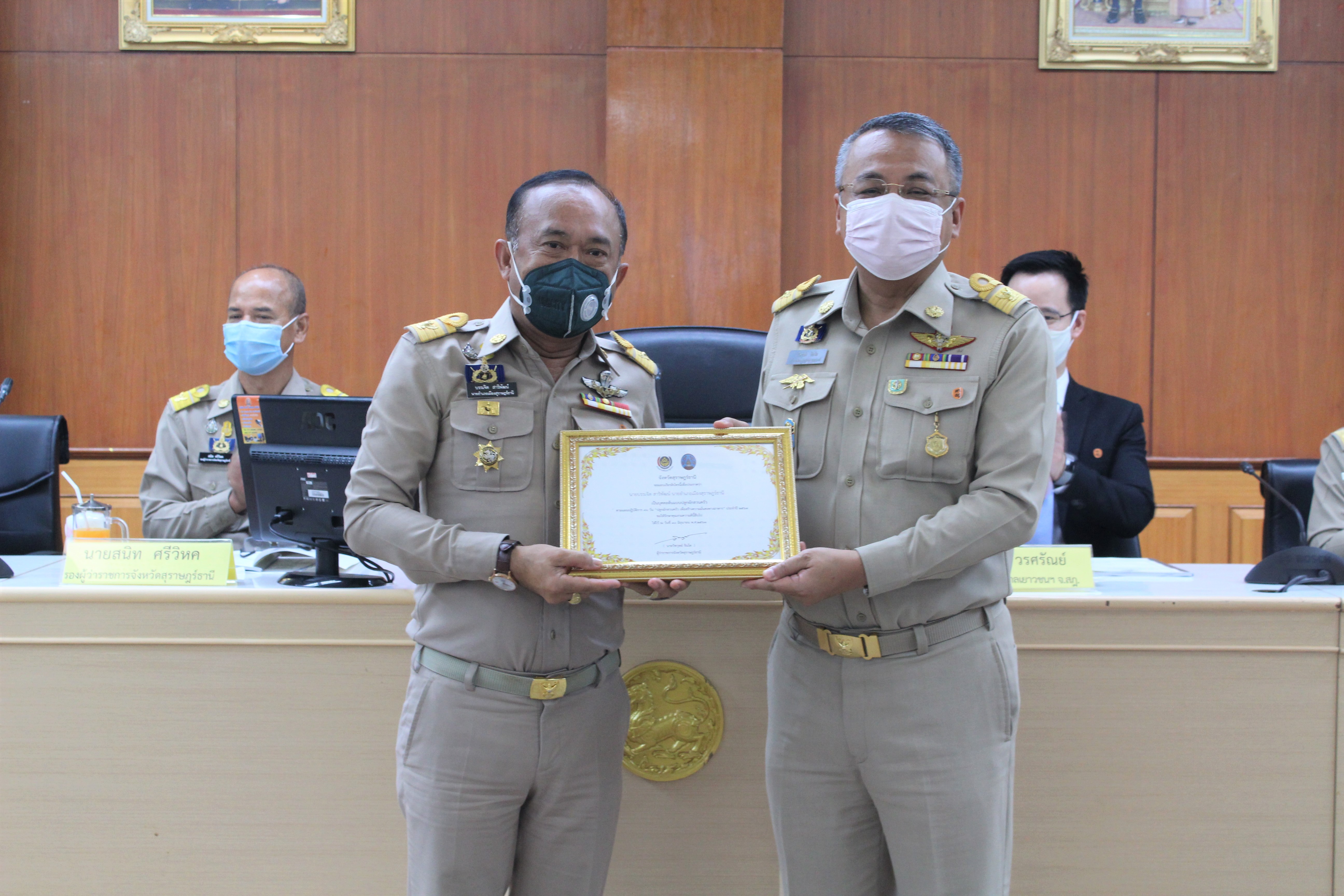 จังหวัดสุราษฎร์ธานี  มอบเกียรติบัตรเชิดชูเกียรติบุคคลต้นแบบ “การน้อมนำพระราชดำริของสมเด็จพระกนิษฐาธิราชเจ้า กรมสมเด็จพระเทพรัตนราชสุดาฯ สยามบรมราชกุมารี  สู่การขับเคลื่อนแผนปฏิบัติการ 90 วัน “ปลูกผักสวนครัว เพื่อสร้างความมั่นคงทางอาหาร”