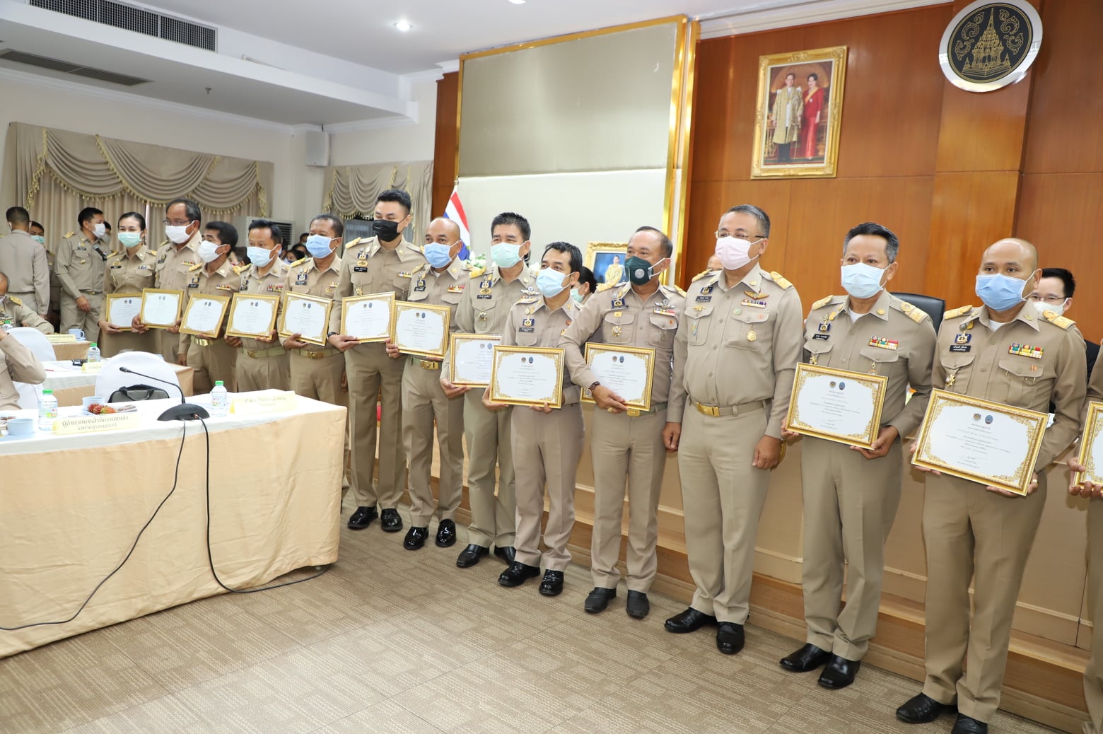 จังหวัดสุราษฎร์ธานี  มอบเกียรติบัตรเชิดชูเกียรติบุคคลต้นแบบ “การน้อมนำพระราชดำริของสมเด็จพระกนิษฐาธิราชเจ้า กรมสมเด็จพระเทพรัตนราชสุดาฯ สยามบรมราชกุมารี  สู่การขับเคลื่อนแผนปฏิบัติการ 90 วัน “ปลูกผักสวนครัว เพื่อสร้างความมั่นคงทางอาหาร”