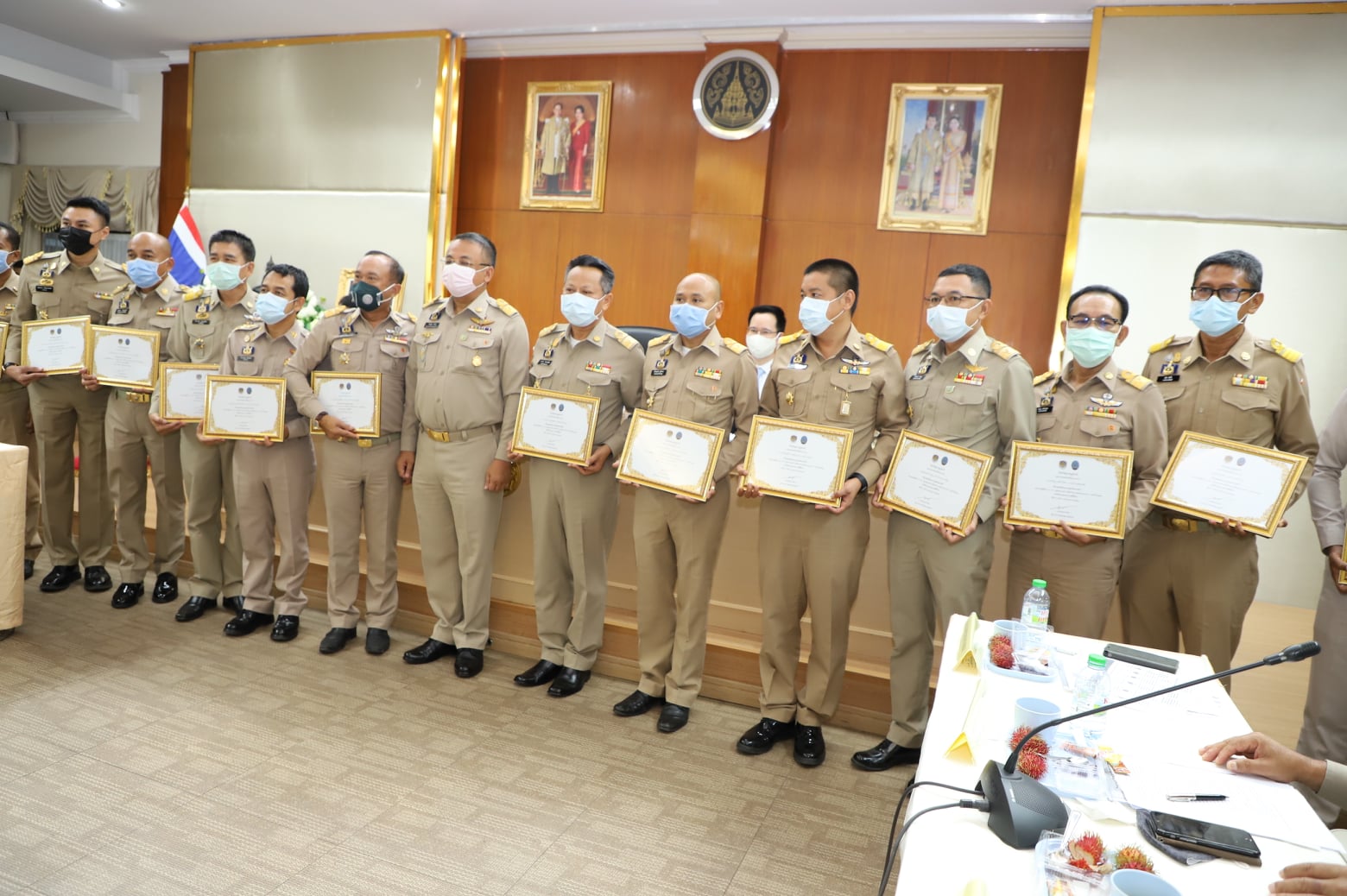 จังหวัดสุราษฎร์ธานี  มอบเกียรติบัตรเชิดชูเกียรติบุคคลต้นแบบ “การน้อมนำพระราชดำริของสมเด็จพระกนิษฐาธิราชเจ้า กรมสมเด็จพระเทพรัตนราชสุดาฯ สยามบรมราชกุมารี  สู่การขับเคลื่อนแผนปฏิบัติการ 90 วัน “ปลูกผักสวนครัว เพื่อสร้างความมั่นคงทางอาหาร”