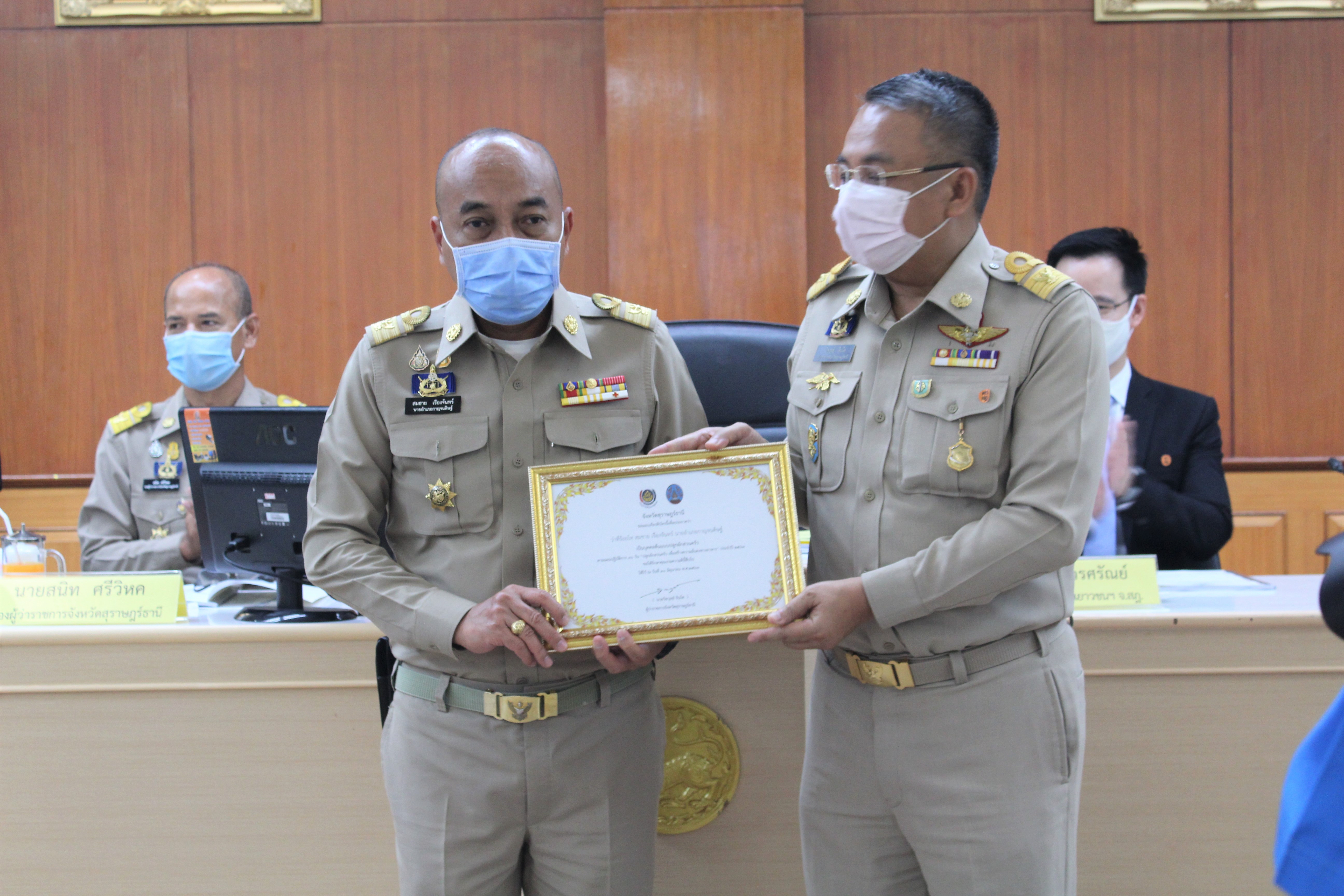 จังหวัดสุราษฎร์ธานี  มอบเกียรติบัตรเชิดชูเกียรติบุคคลต้นแบบ “การน้อมนำพระราชดำริของสมเด็จพระกนิษฐาธิราชเจ้า กรมสมเด็จพระเทพรัตนราชสุดาฯ สยามบรมราชกุมารี  สู่การขับเคลื่อนแผนปฏิบัติการ 90 วัน “ปลูกผักสวนครัว เพื่อสร้างความมั่นคงทางอาหาร”