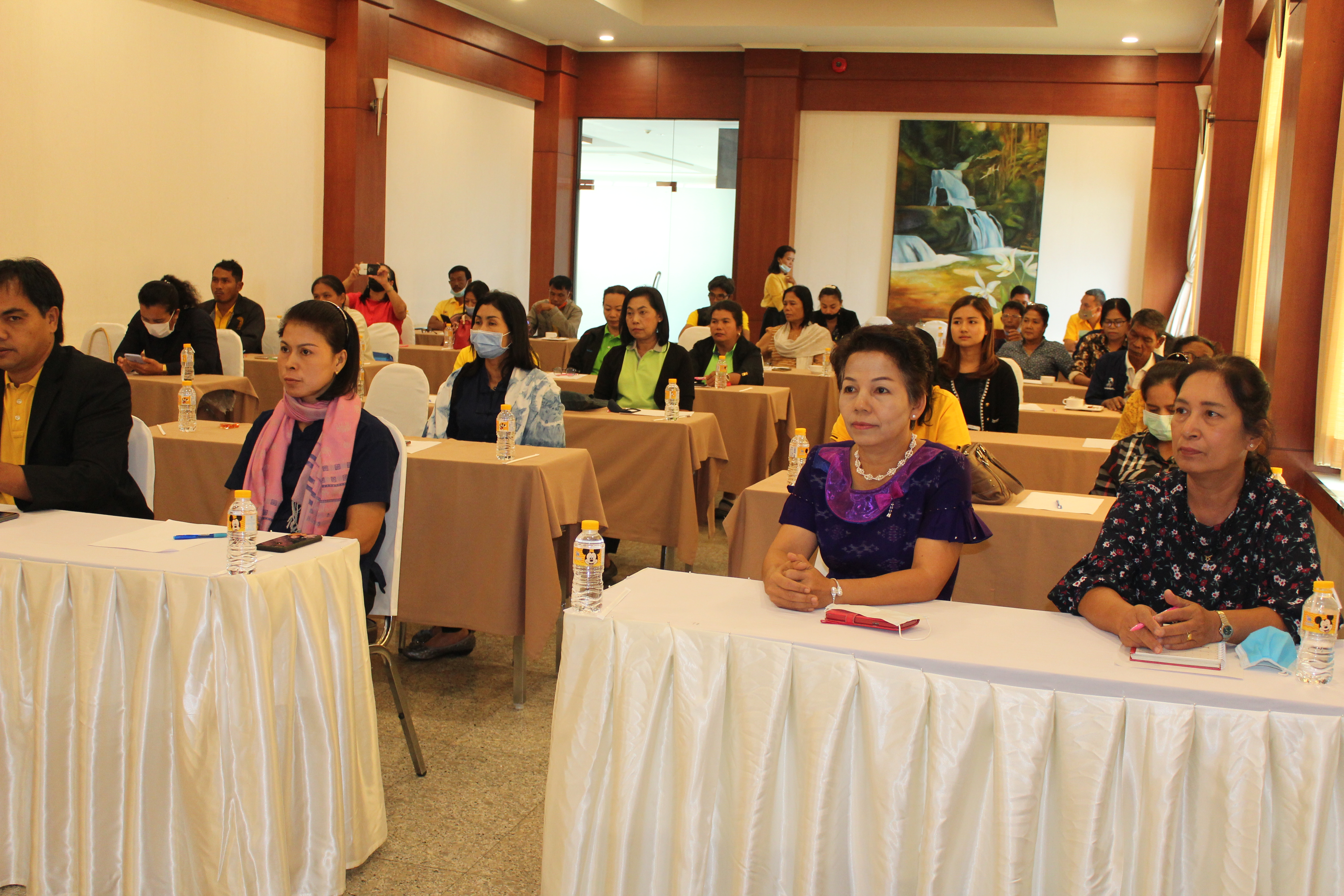 พจ.สุราษฎร์ธานี  ประธานการประชุมกิจกรรมจับคู่ธุรกิจเพื่อให้เกิดการซื้อขาย ภายใต้โครงการประชุมเชิงปฏิบัติการสร้างรายได้จากกิจการอาหารปลอดภัย (โรงพยาบาล โรงเรียน โรงแรม ร้านอาหาร)