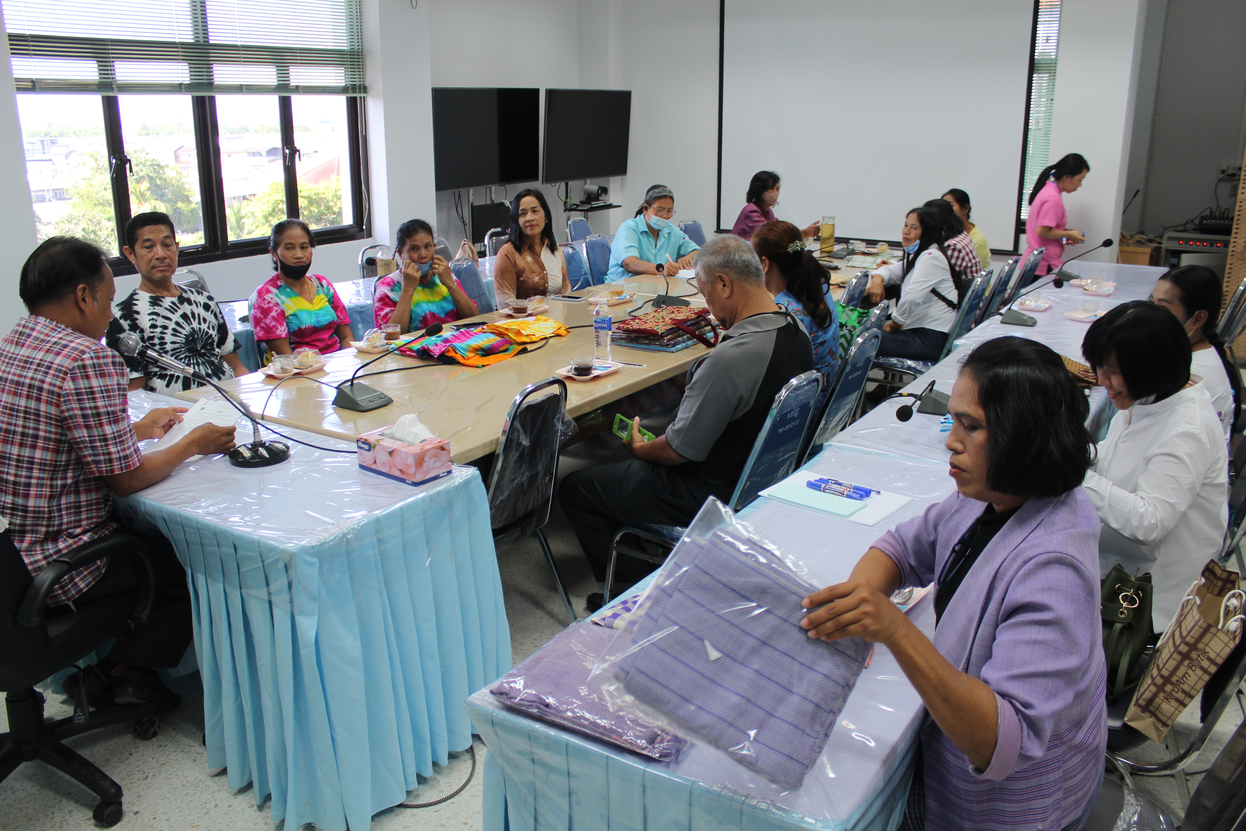 พช.สุราษฎร์ธานี เดินหน้าสืบสานอนุรักษ์ศิลป์ผ้าถิ่นไทย ดำรงไว้ในแผ่นดิน